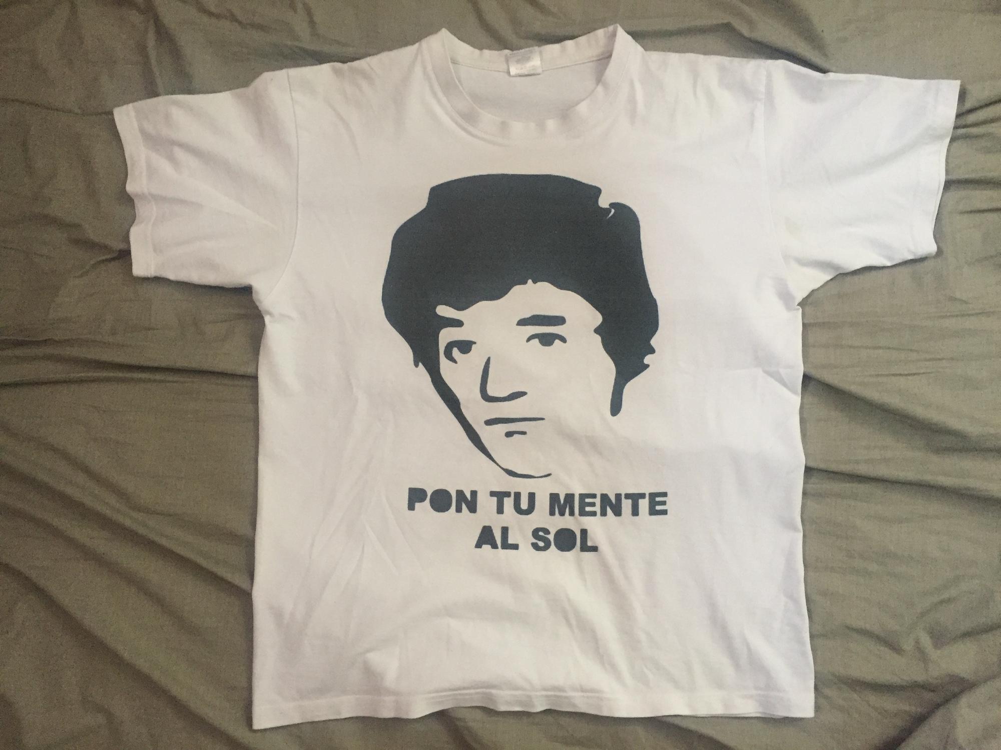 La camiseta con la frase “por tu mente al sol”