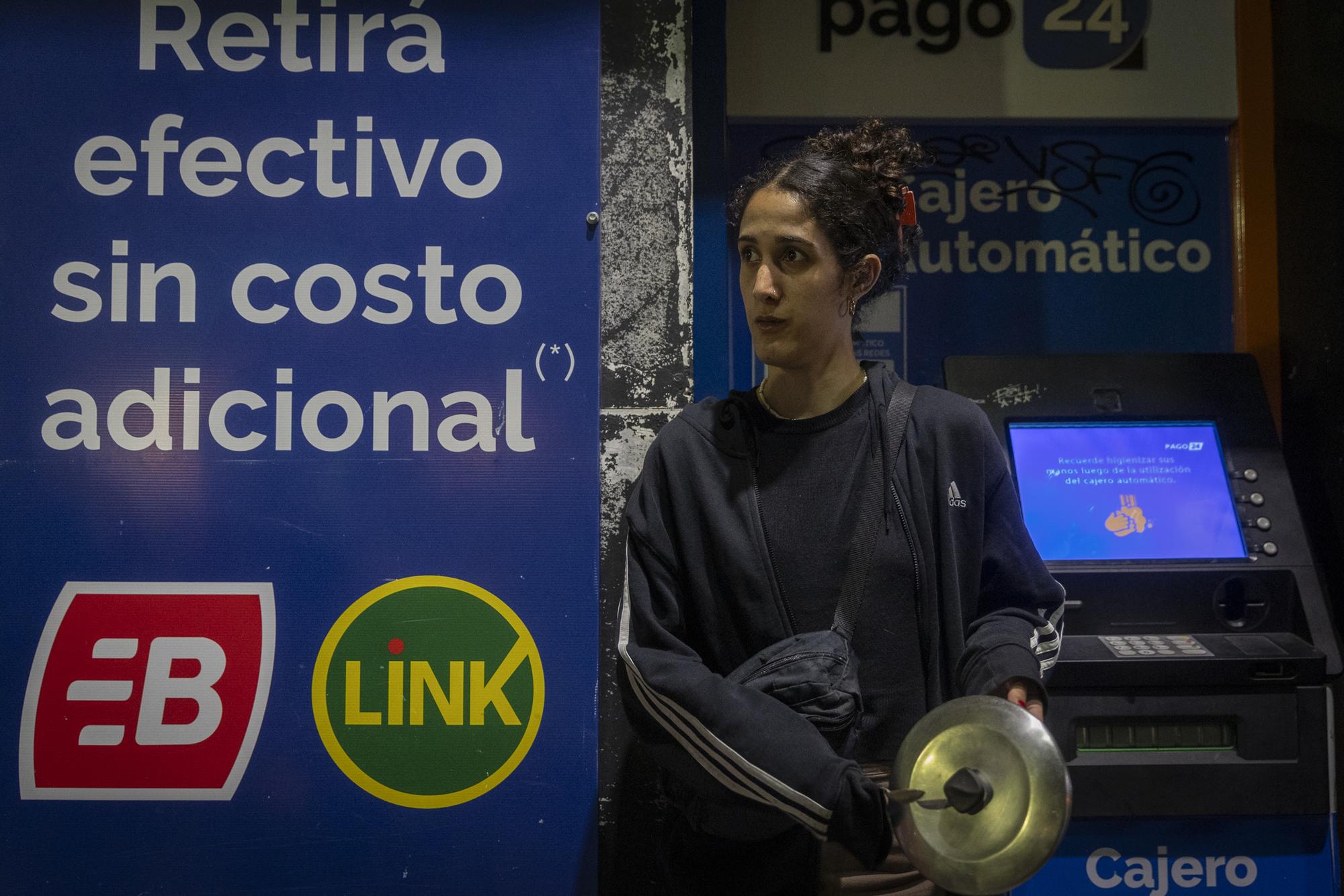 Cacerolazo para protestar contra el Decreto de Necesidad y Urgencia (DNU) anunciado por el presidente Javier Milei. - 7