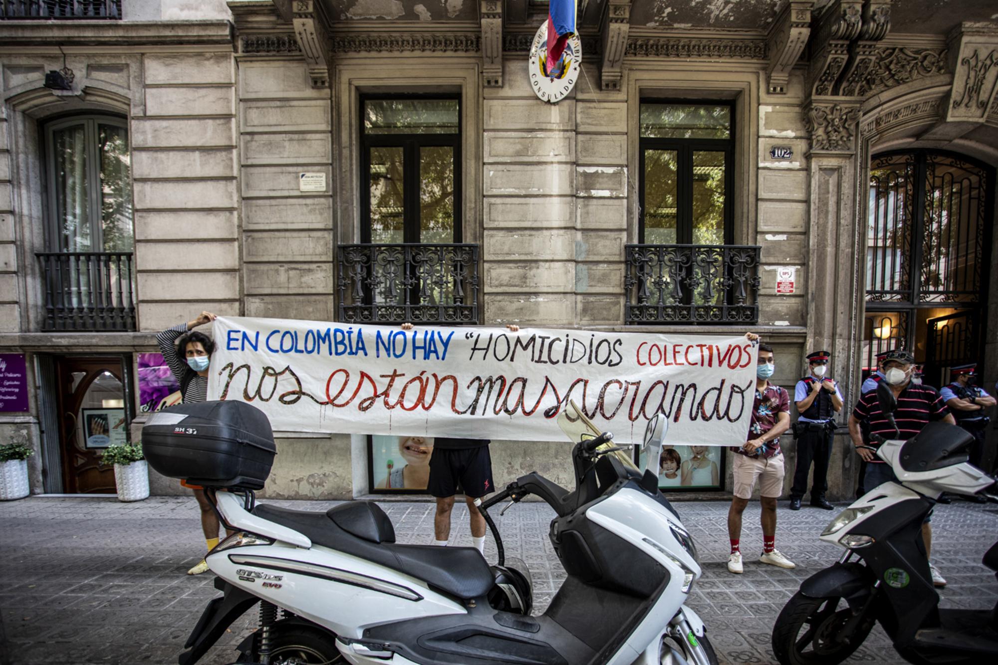 Plántón frente al Consulado de Colombia en Barcelona - 1