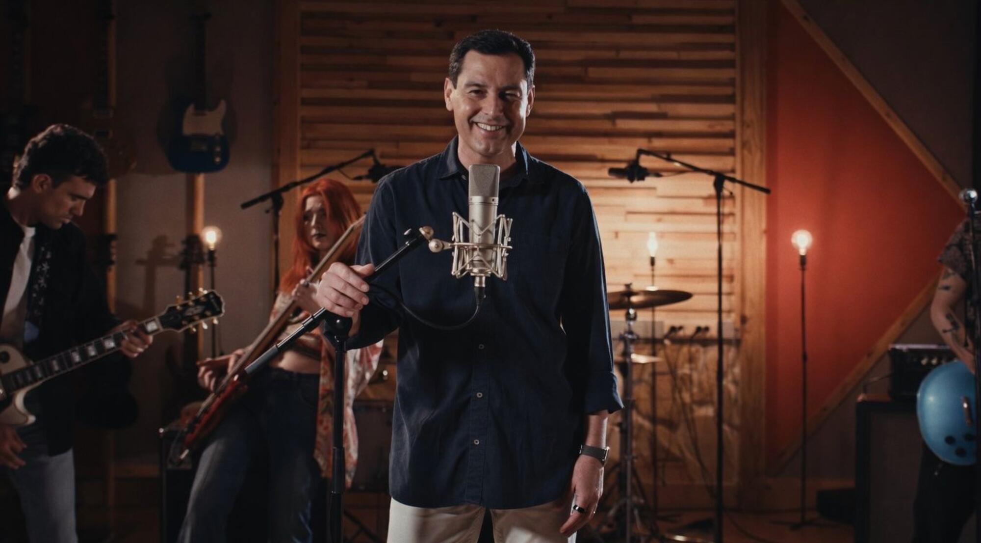 Juan Manuel Moreno Bonilla canta