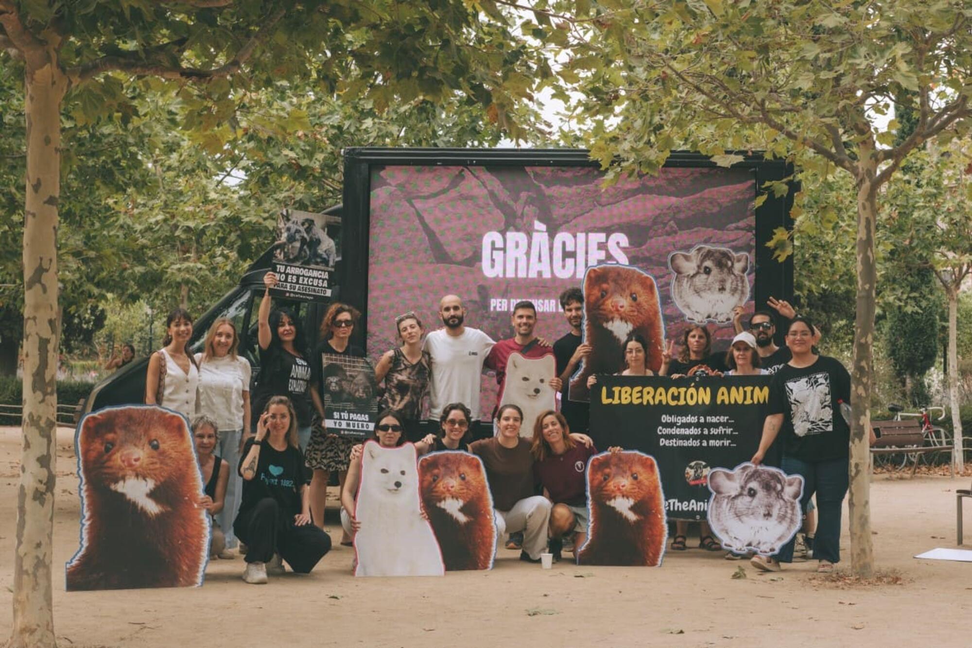 Activistas contra las granjas peleteras