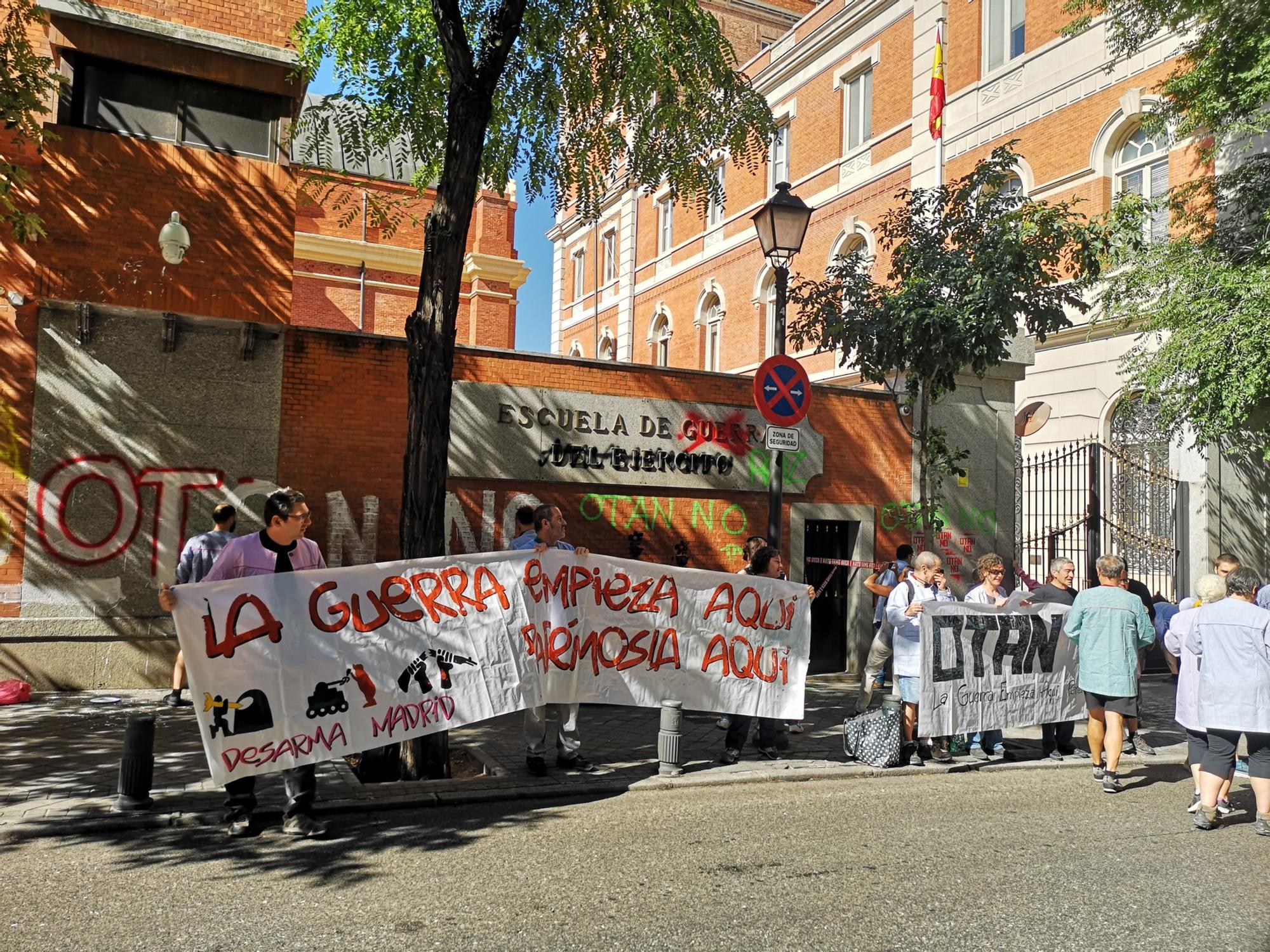 Alumnado protestando en la Escuela de Guerra del Ejército de Tierra por la presencia de la OTAN en Madrid (Desarma Madrid)