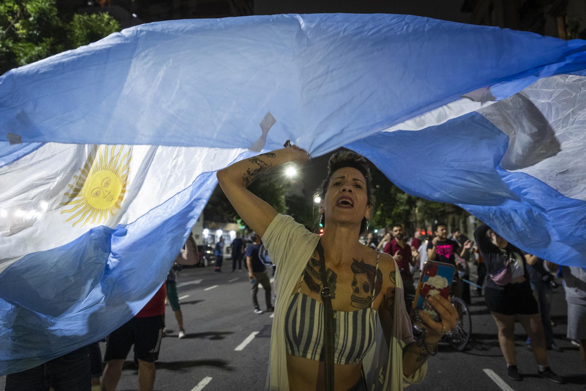 Cacerolazo para protestar contra el Decreto de Necesidad y Urgencia (DNU) anunciado por el presidente Javier Milei. - 16