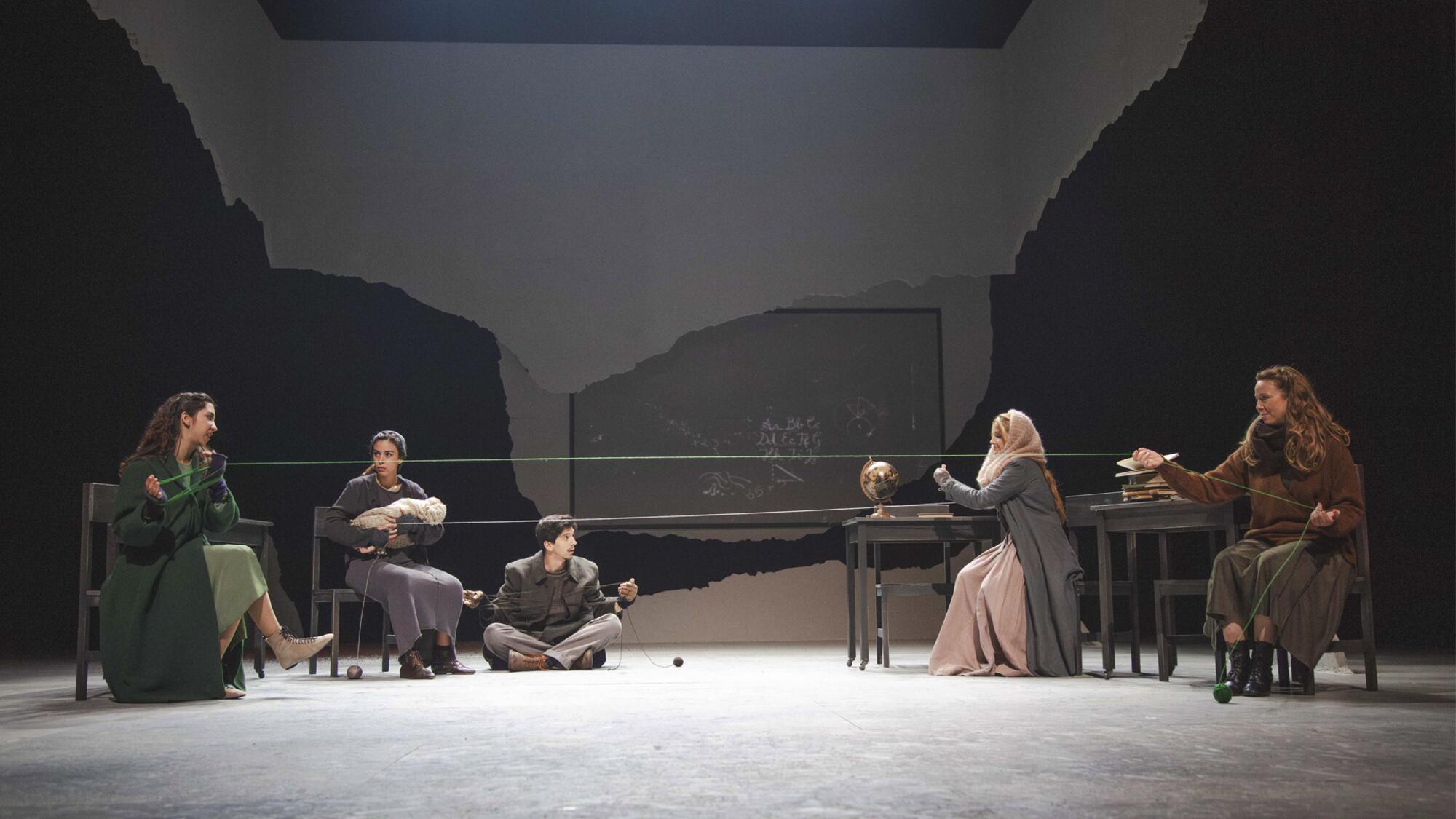 Escena de ‘Historia de una maestra’ en el montaje dirigido por Raquel Alarcón para el Centro Dramático Nacional