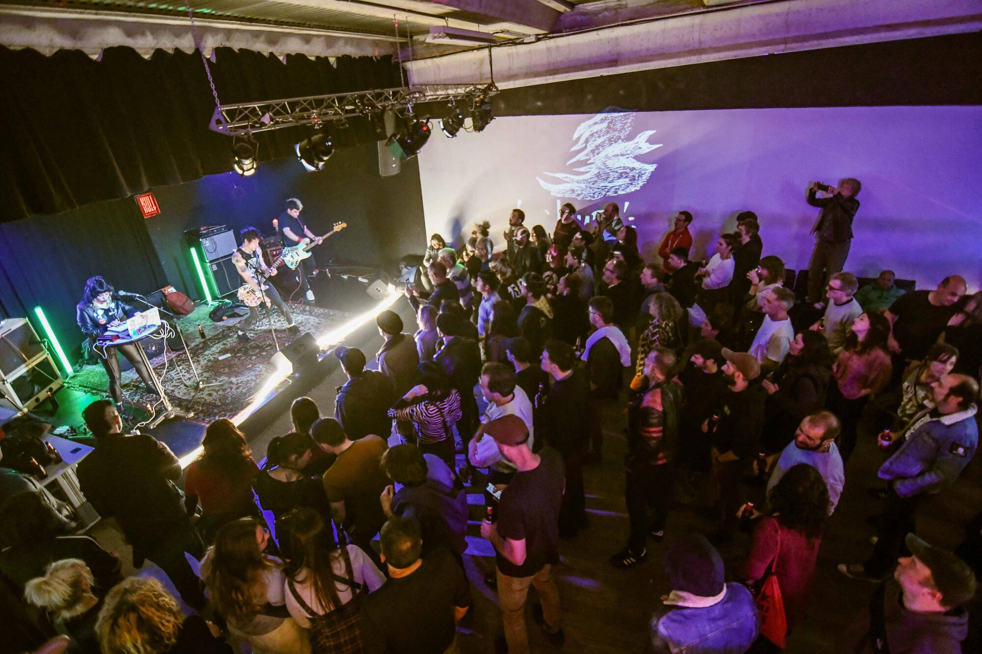 Público de Gernikako Lekuek Festibala desde el balcón de la sala autogestionada Kult Parnasoa