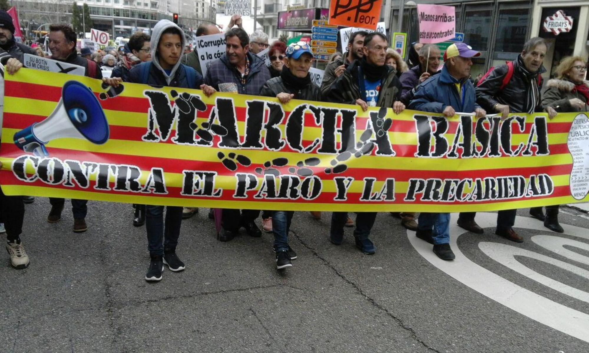 Una de las columnas de la Marcha Básica, por las calles de Madrid