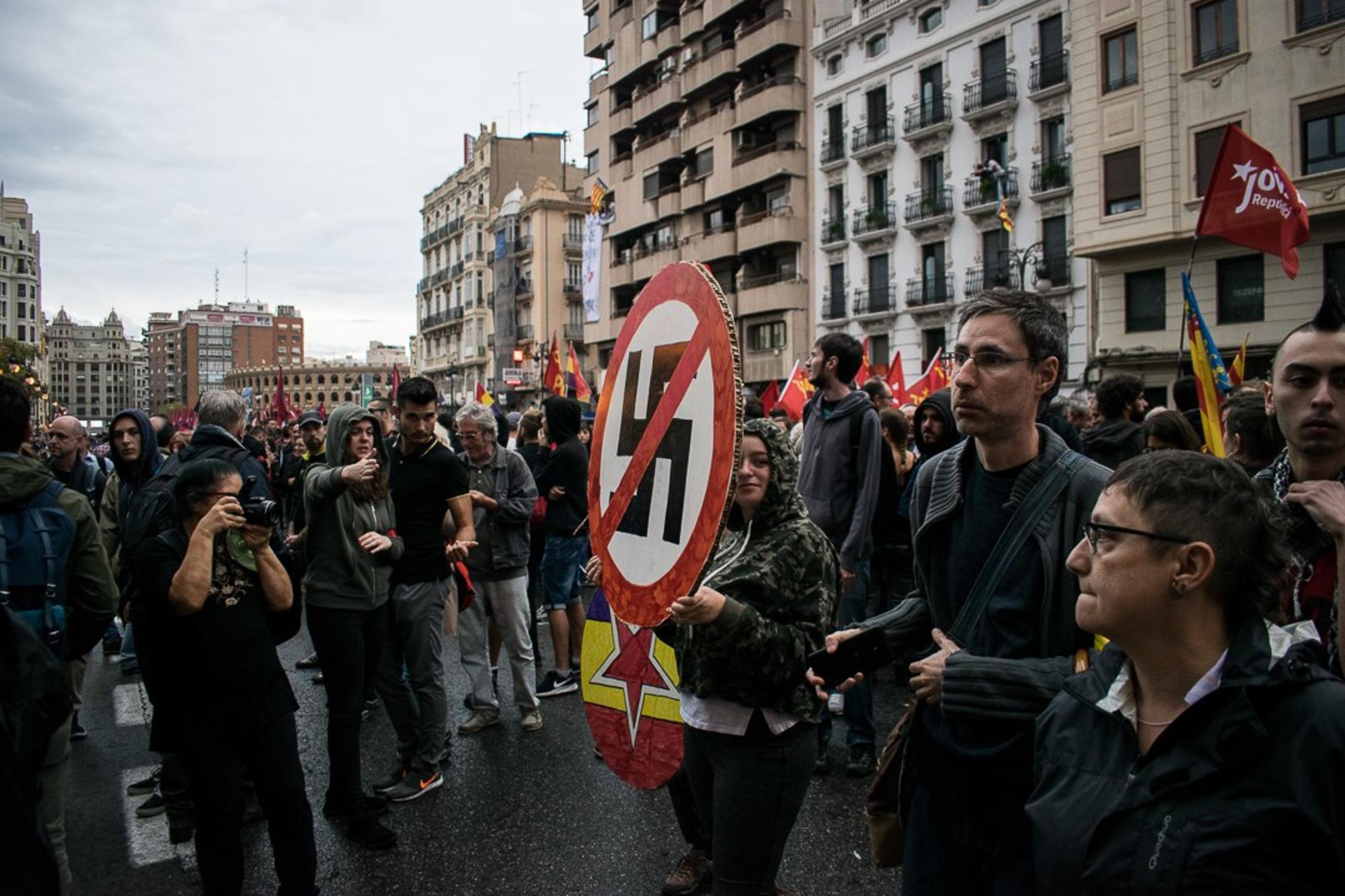 Una militant antifeixista es planta enfront els ultres de d'extrema dreta, que assetjaren tot el recorregut amb insults i amenaces