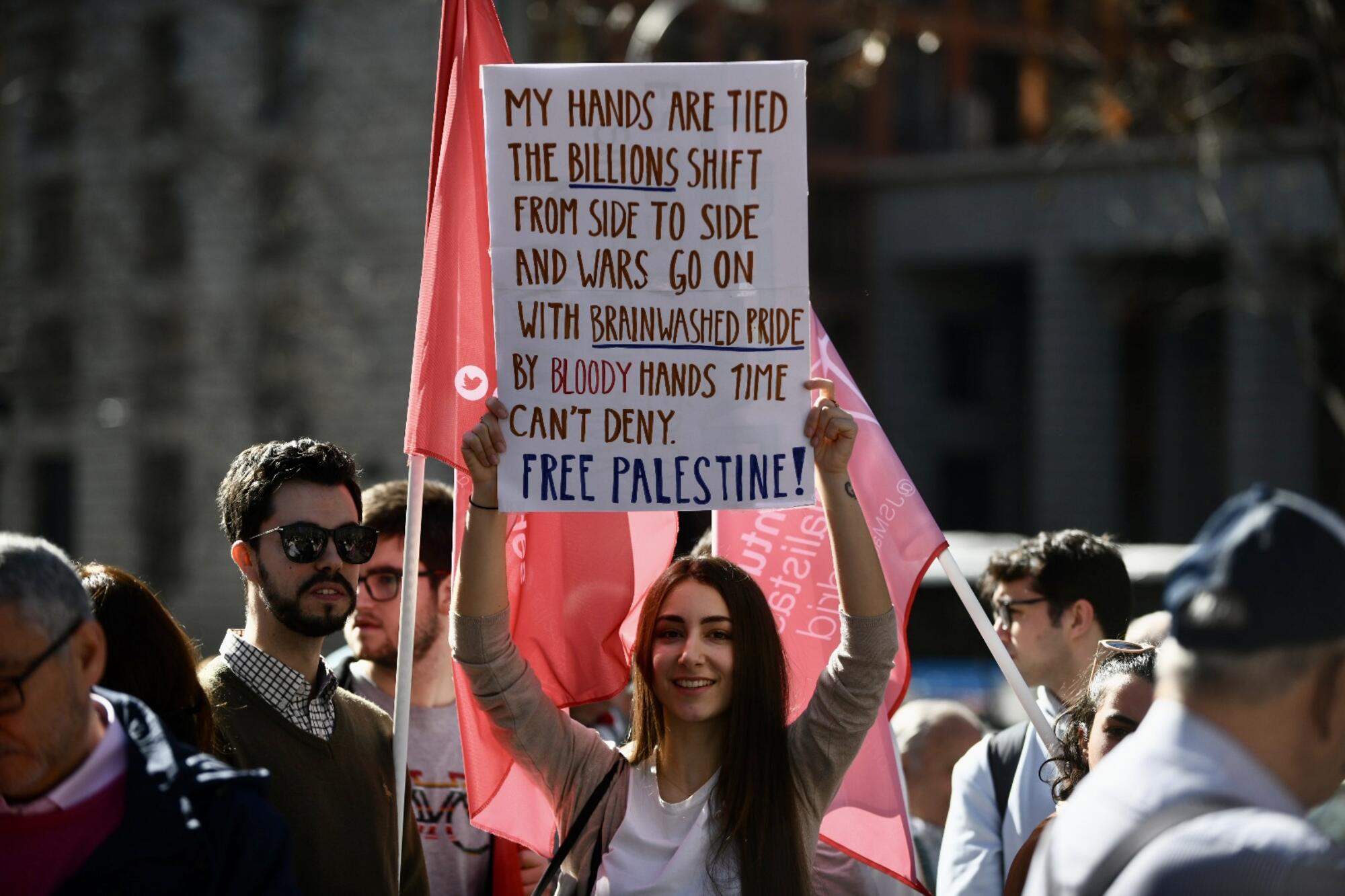 Manifestación del 17 de febrero "Libertad para Palestina" convocada por Sumar, IU, Más País, PCE y los grandes sindicatos. El PSOE apoyó la manifestación como "participante". - 3