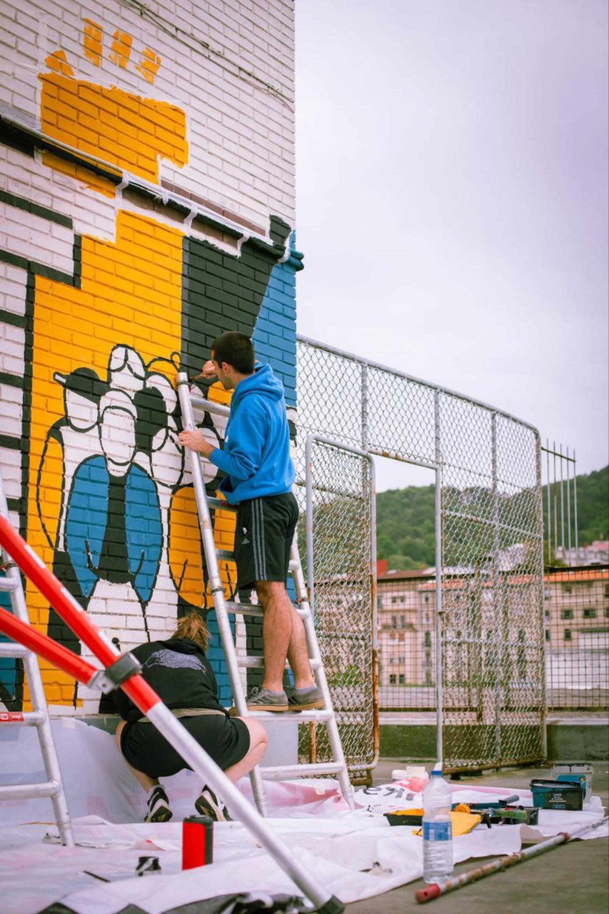 Mural contra el desahucio en el edificio de Escalerillas, Pasaia | Etxebizitza Sindikatua