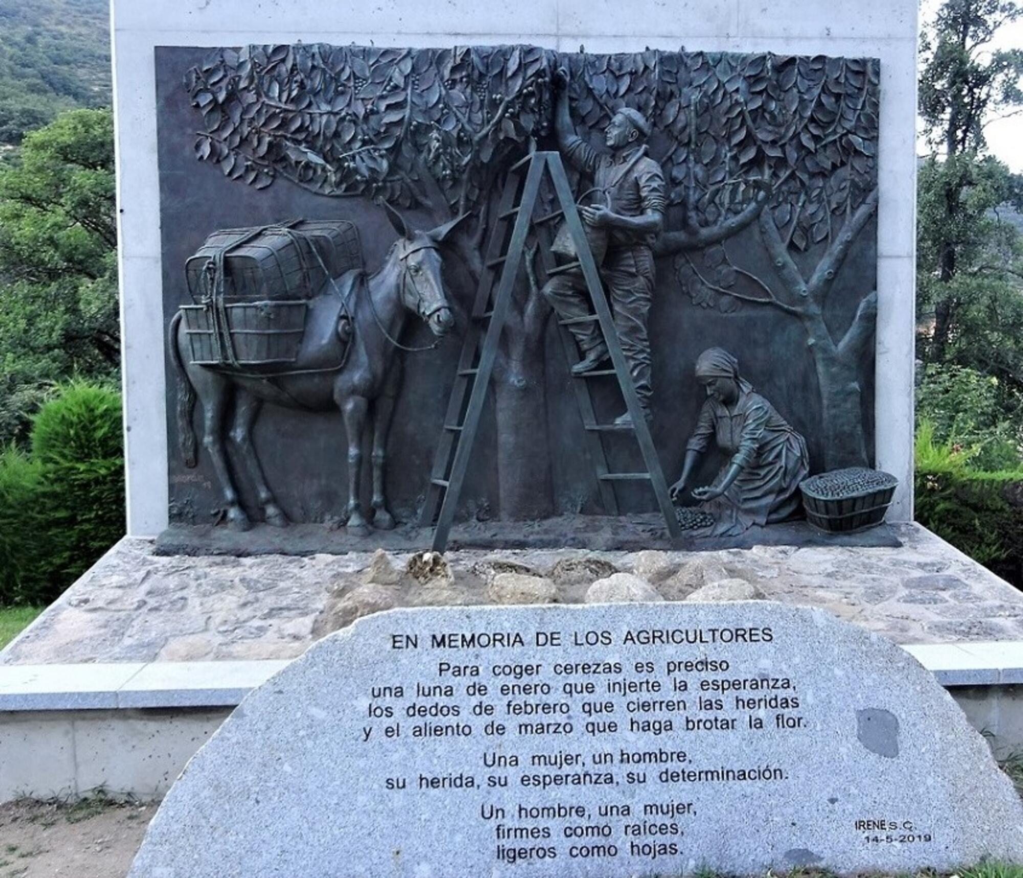 Escultura de Antonio Moran Martín y texto de Irene Sánchez Carrón en Navaconcejo (Cáceres) dedicada a la gente del campo