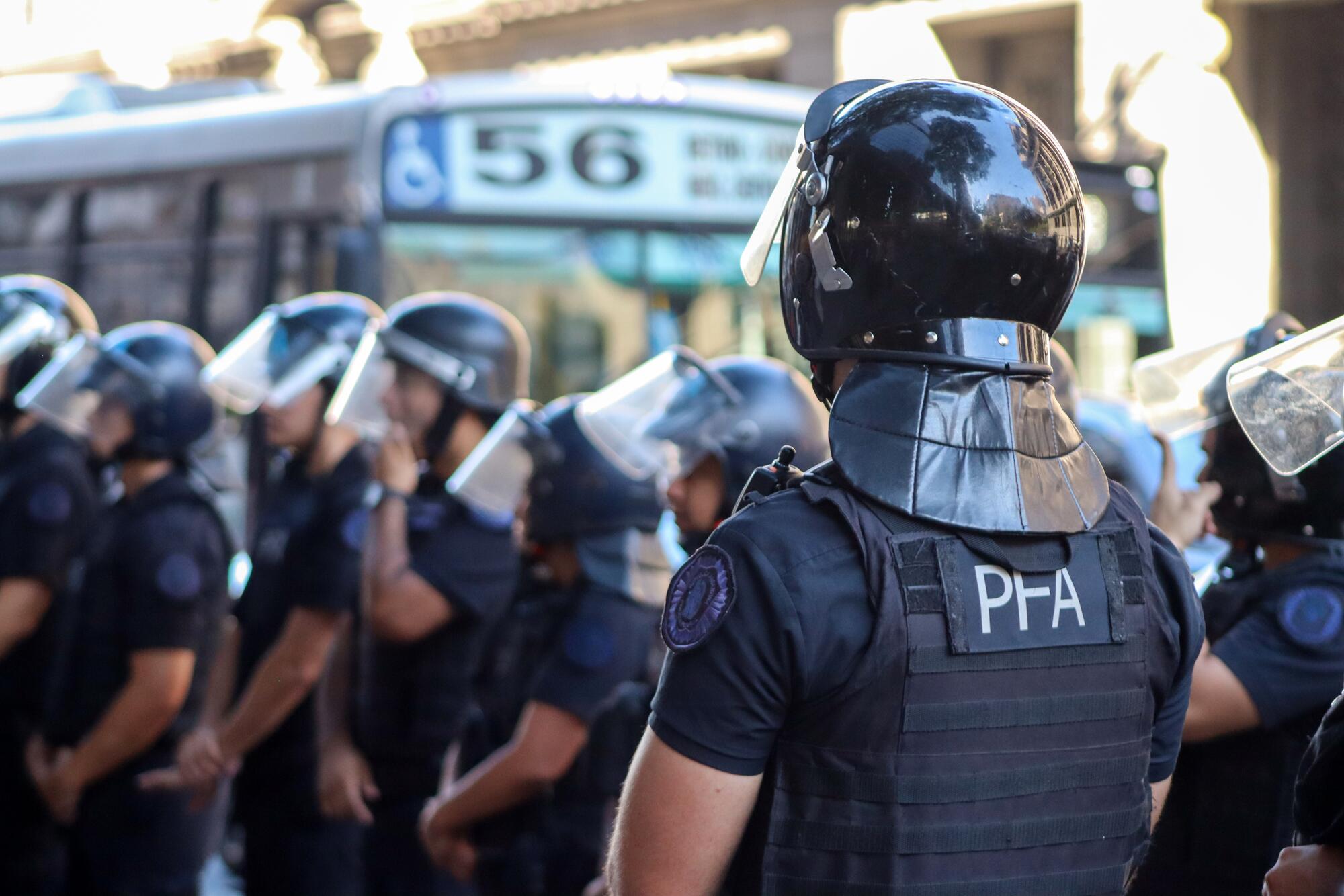 Las fuerzas de seguridad despliegan un cordón para impedir que los manifestantes interrumpan el tráfico.