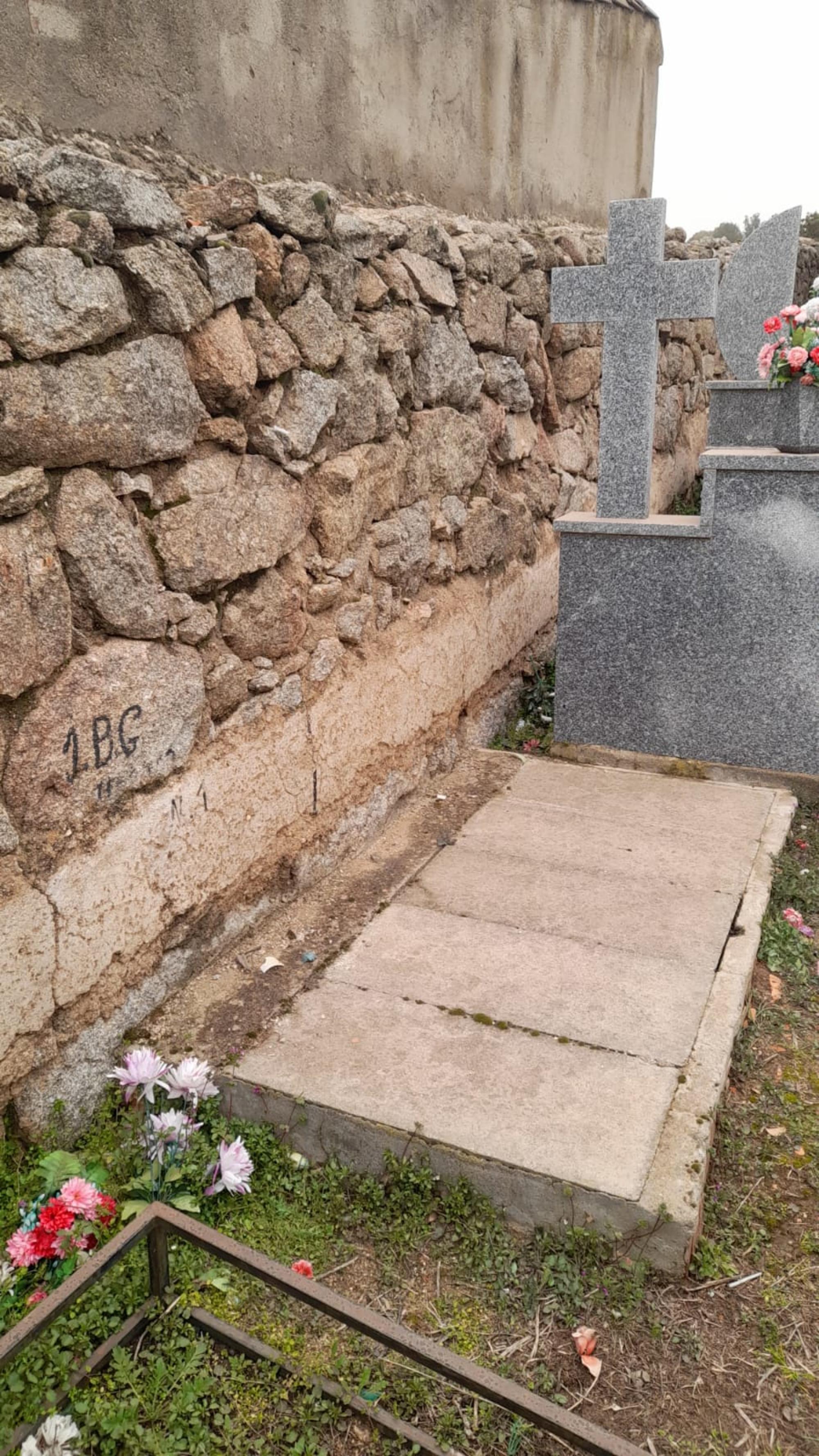 Osario en cementerio Burgohondo