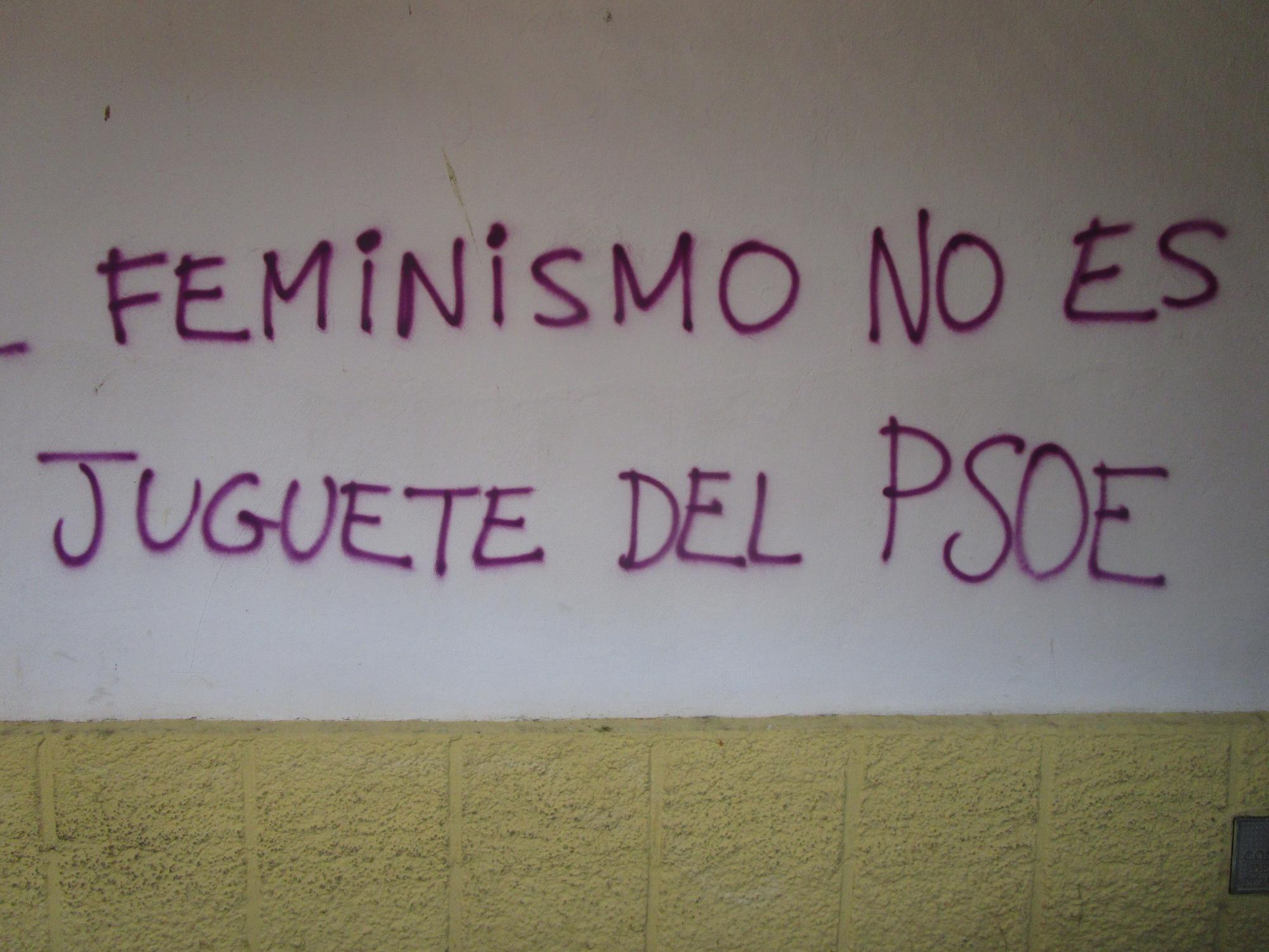 Pintada "el feminismo no es el juguete del PSOE"