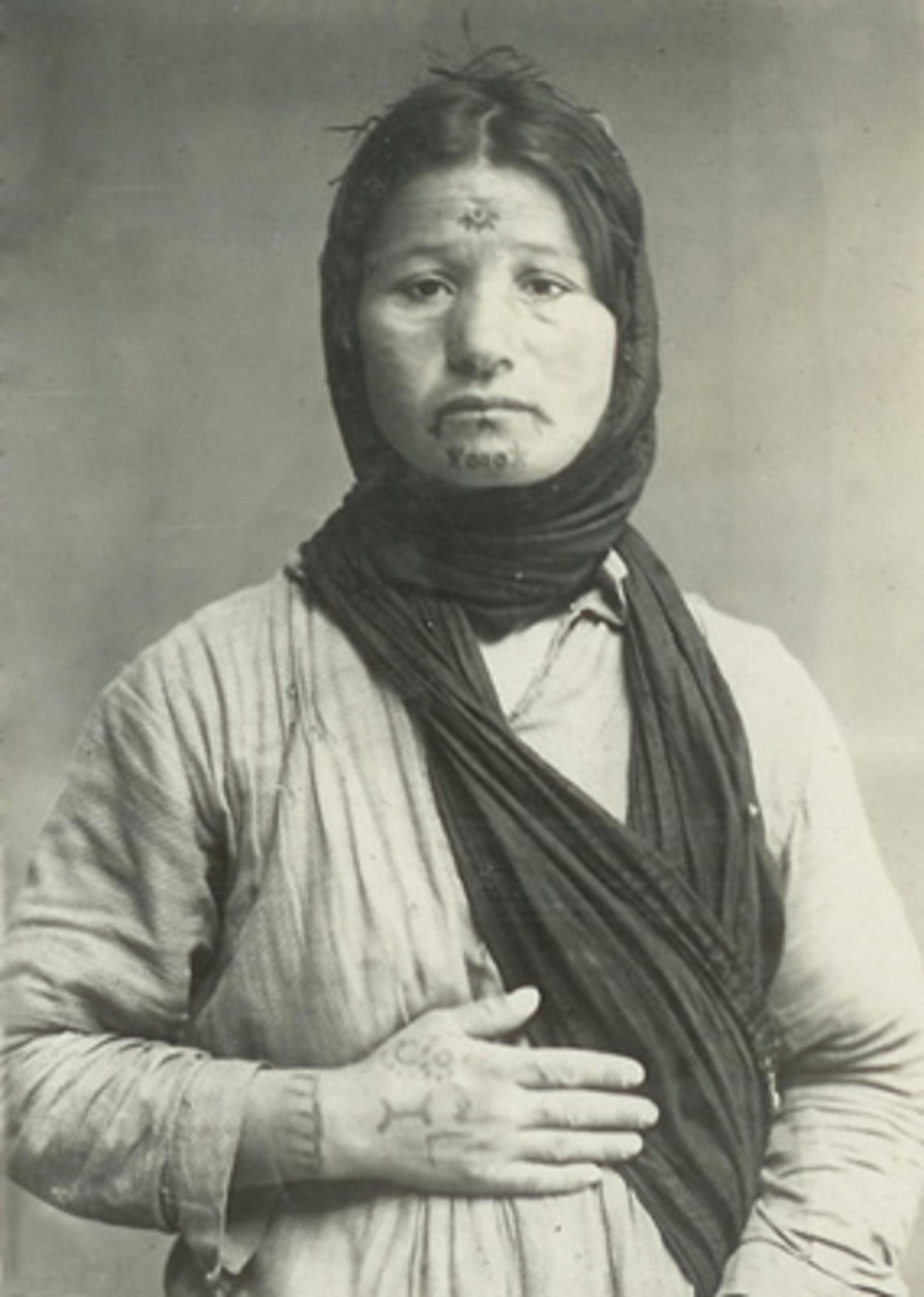Mujer armenia islamizada y tatuada. Fuente: Pikara Magazine
