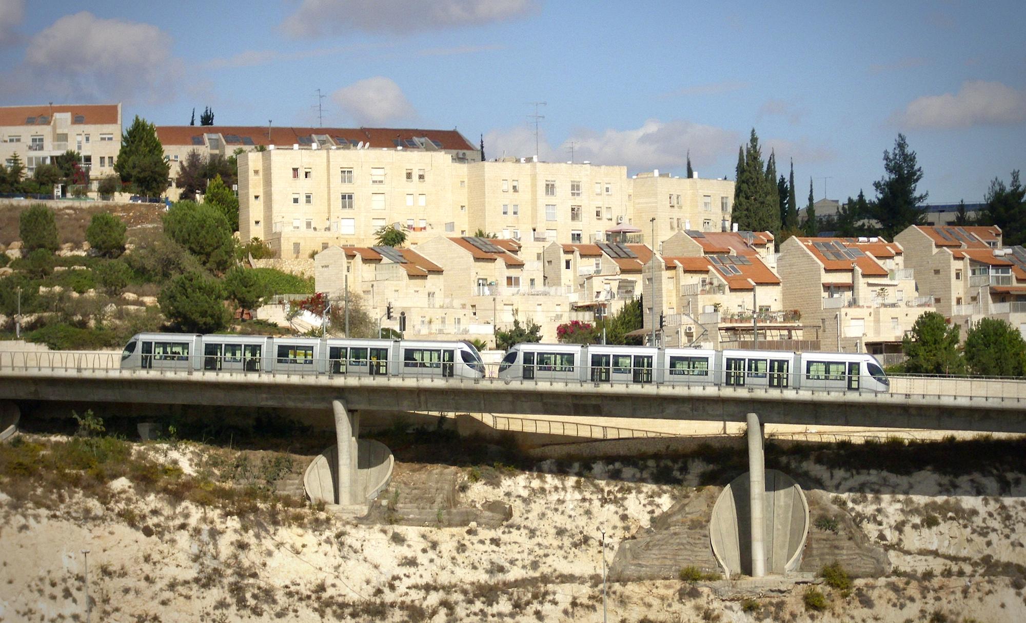 El tren ligero de Jerusalén pasa por el asentamiento de Pisgat Ze'ev, el más grande de los alrededores de la ciudad vieja, levantado sobre territorios ocupados por el ejército de Israel.
