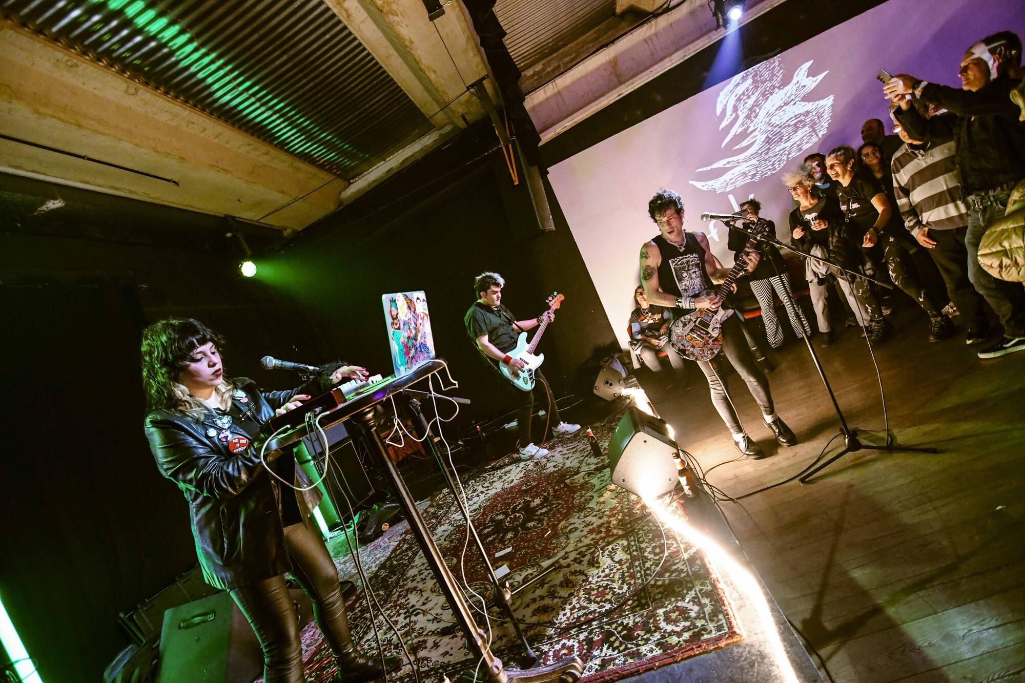 Sistema de entretenimiento durante el bolo del domingo en la sala autogestionada Kult Parnasoa