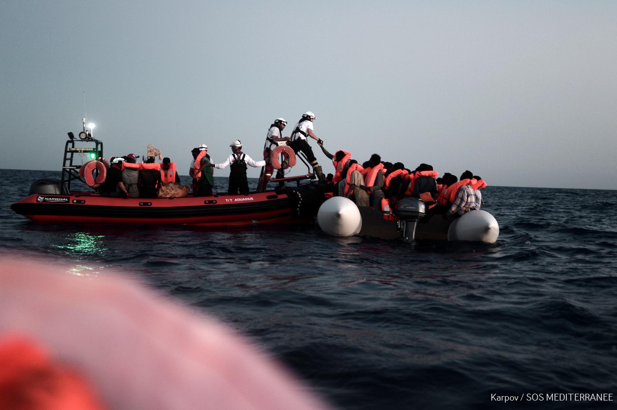 El equipo de salvamento del Aquarius rescata una patera en aguas internacionales entre Libia y las costas de Sicilia