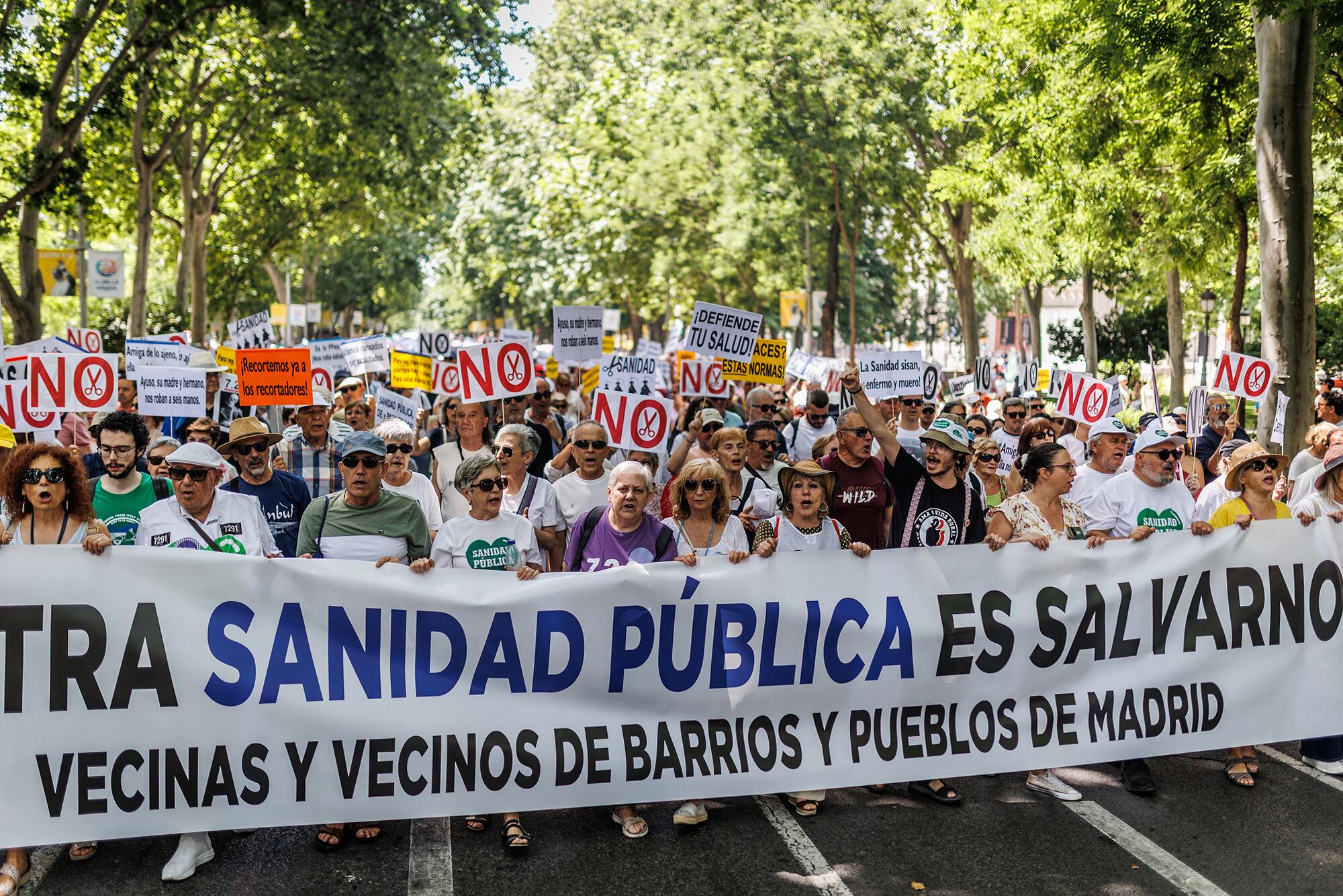 Las cuatro columnas de la manifestación por la sanidad pública terminaron en Cibeles.