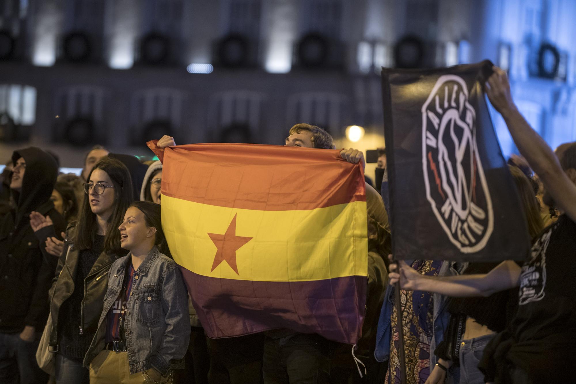 Concentración en la Puerta del Sol de Madrid en apoyo al pueblo catalán - 15