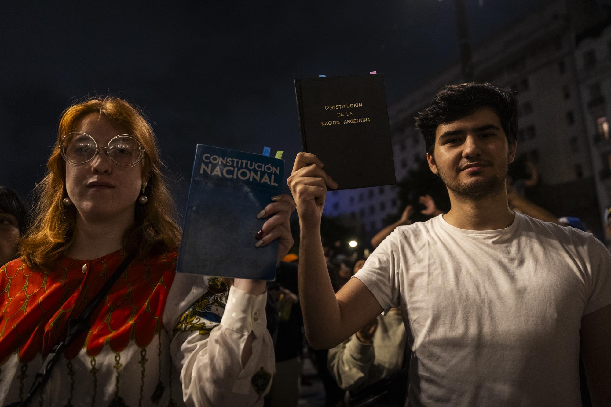 Cacerolazo para protestar contra el Decreto de Necesidad y Urgencia (DNU) anunciado por el presidente Javier Milei. - 11