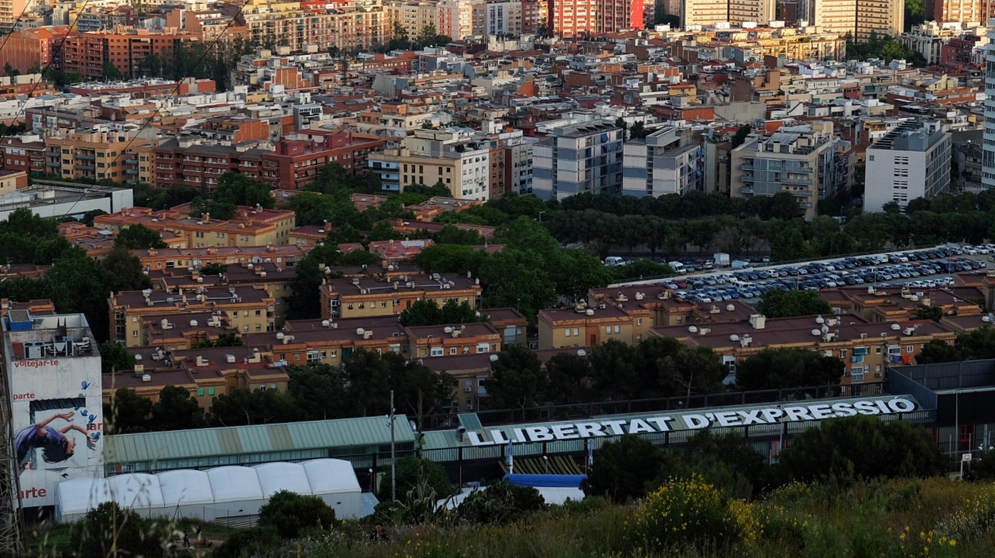 Pintada de 57 metros con el mensaje ‘Llibertat d'expressió’ en el tejado del Ateneu Popular 9 Barris, en Barcelona