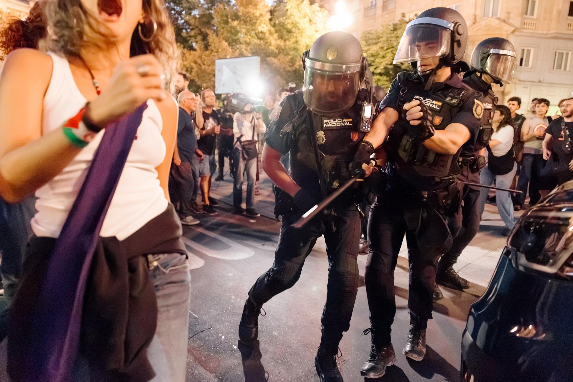 Cargas de la policía durante la manifestación de rechazo al desahucio de Maricarmen en Valladolid.