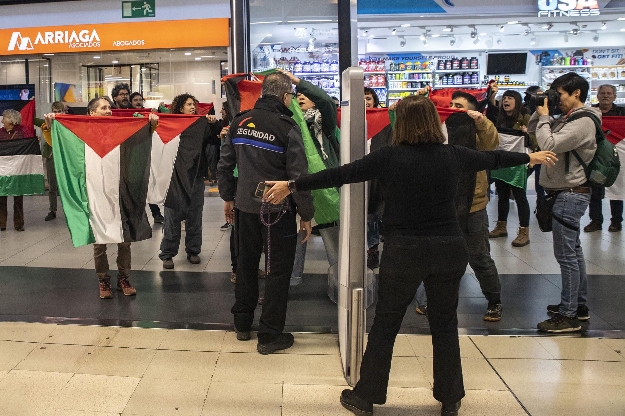 Momento de la acción del BDS PV en el Carrefour de Valencia 