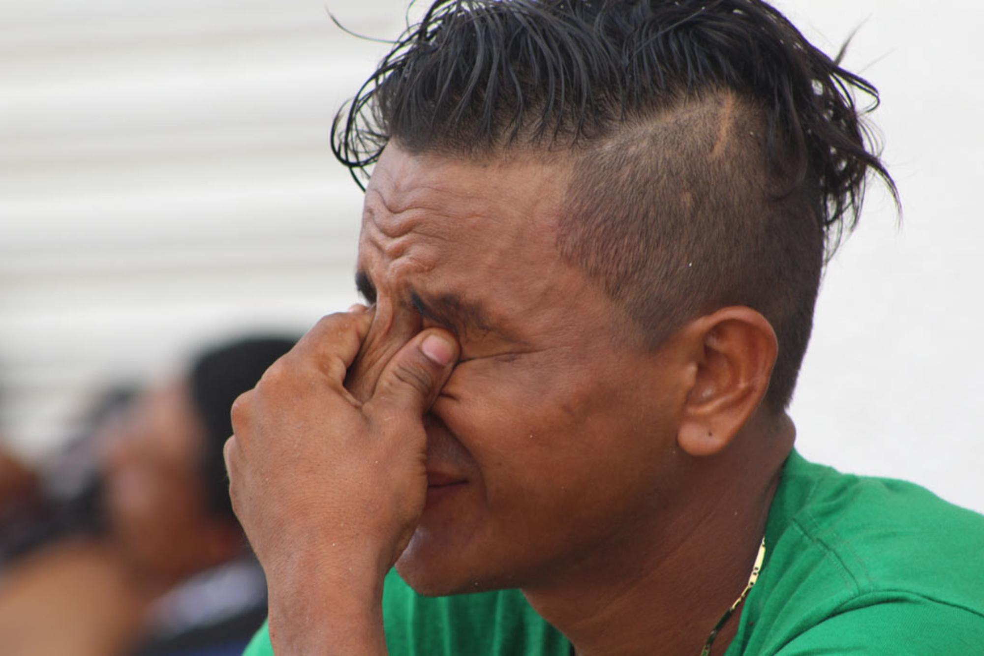 Hondureño triste en Caravana Migrante