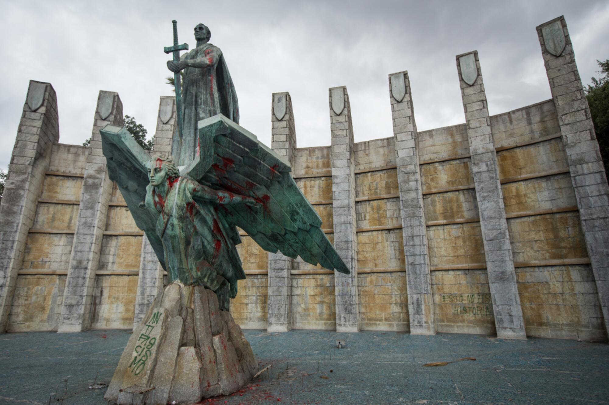 Fotograma del Monumento al Caudillo en Santa Cruz de Tenerife de la película ‘Ángel caído’