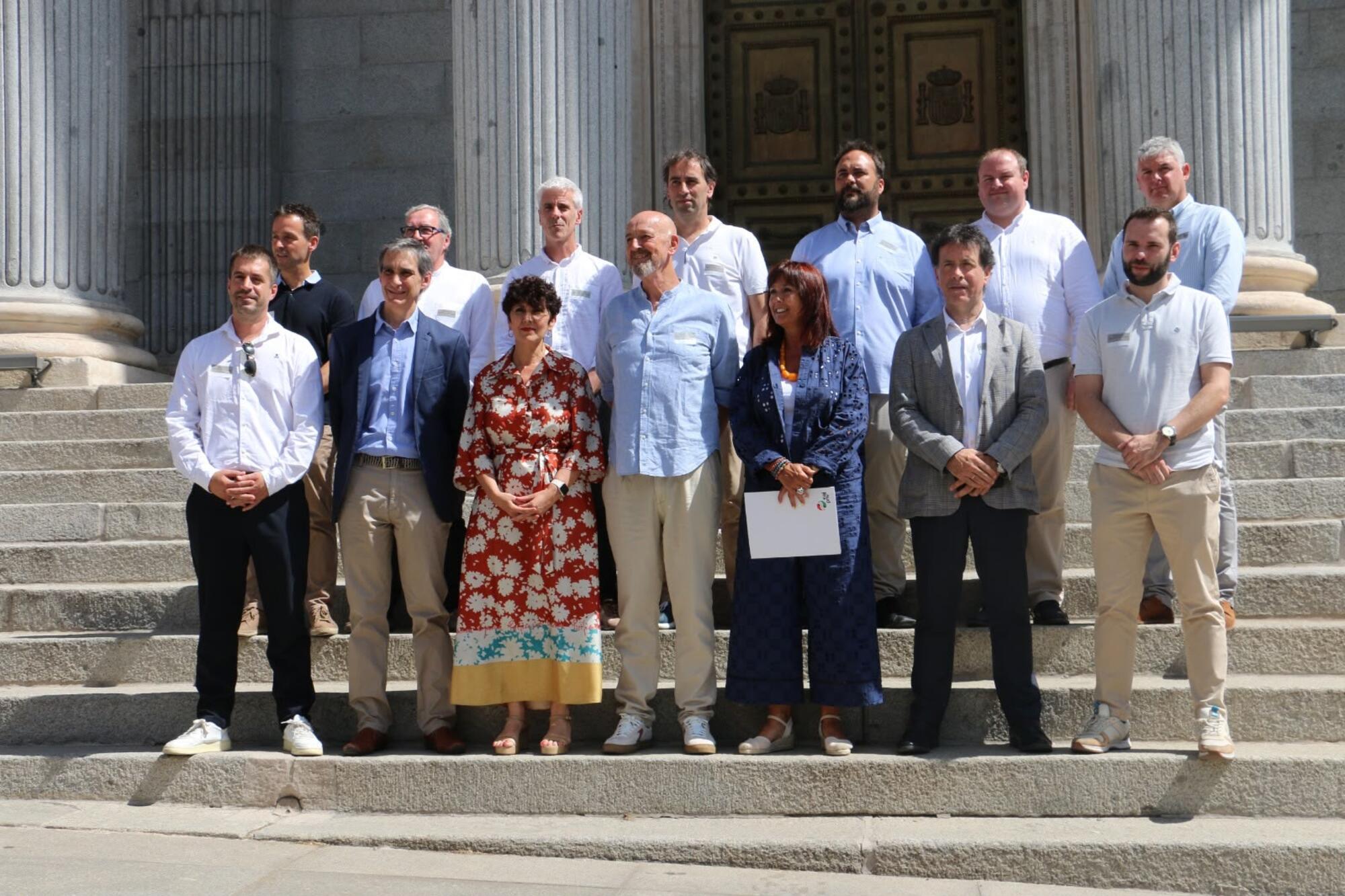 Alcaldes del PNV delante del Congreso 