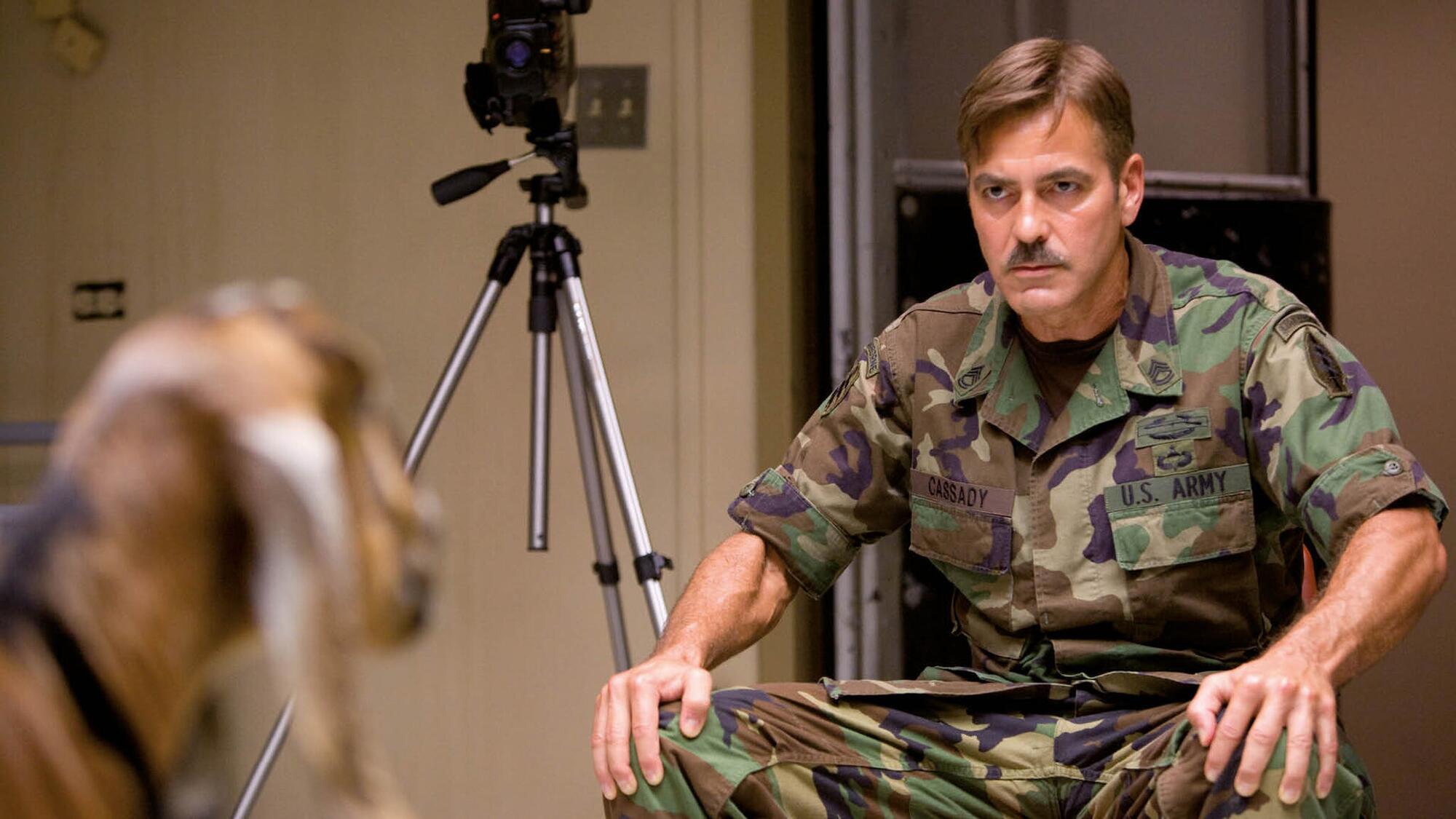 Los hombres que miraban fijamente a las cabras