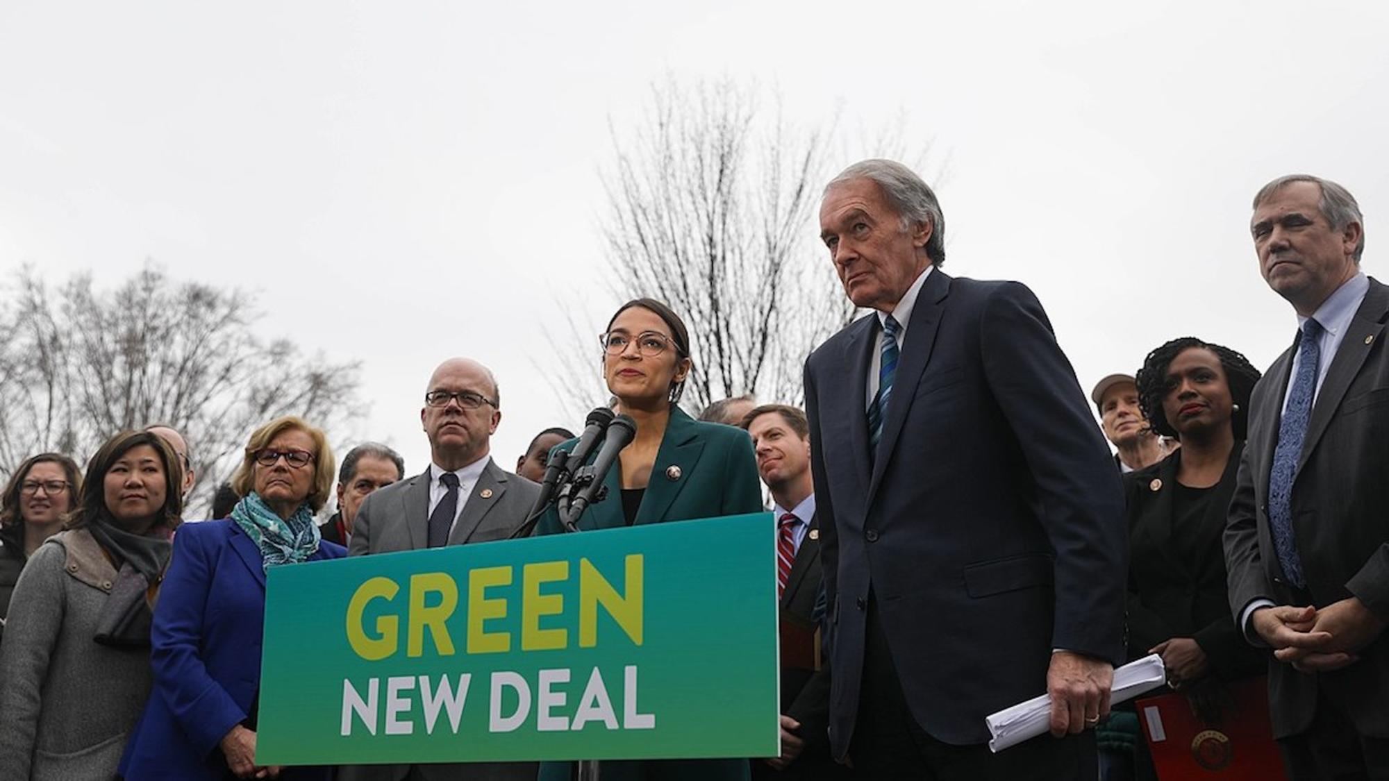 Rueda de prensa de la congresista estadounidense Alexandria Ocasio-Cortez y los senadores Ed Markey y Jeff Merkley (OR) anunciando su propuesta para un Green New Deal el 7 de febrero de 2019. Fuente: Schyler Edmundson y M.V. Ramana