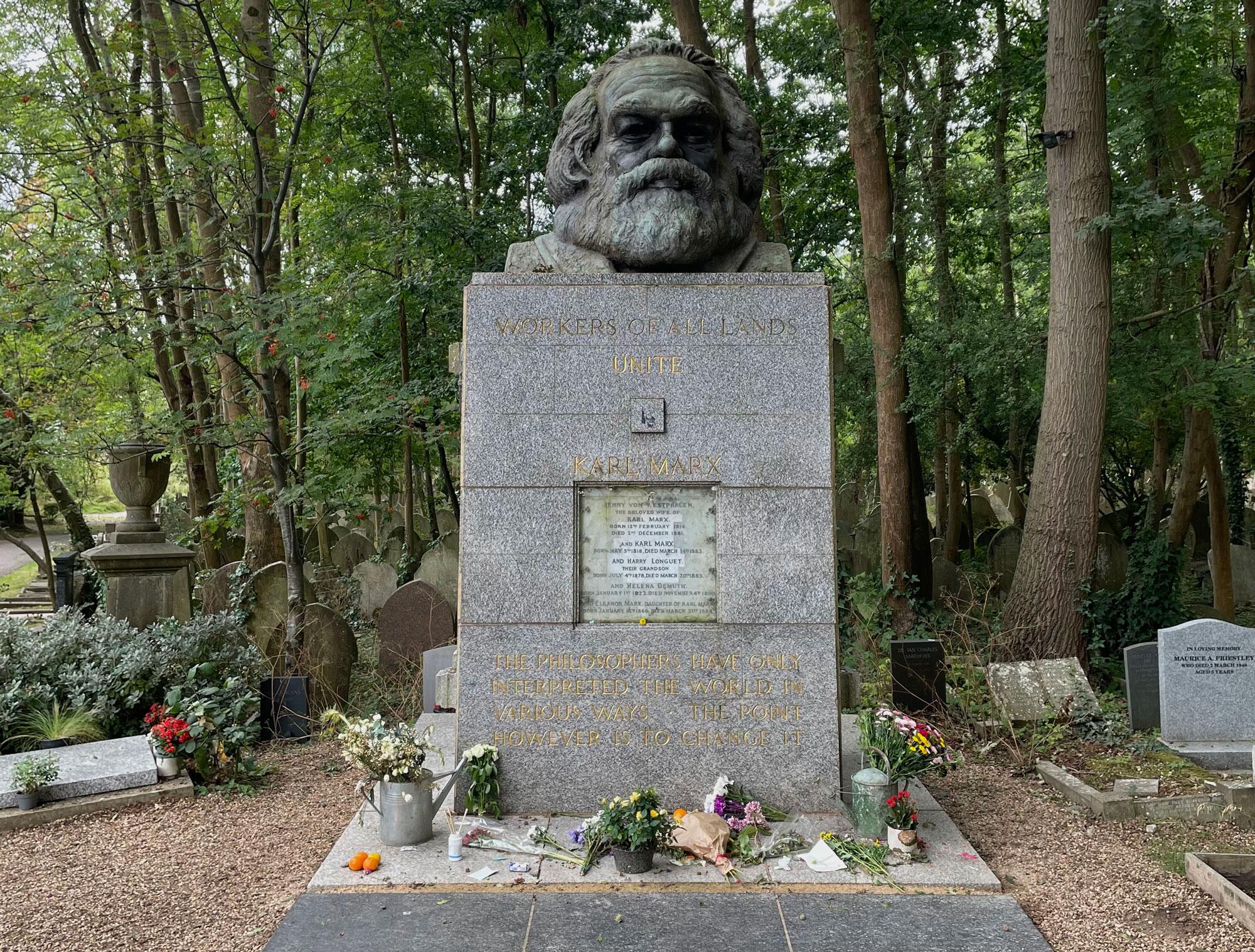 Tumba de Karl Marx en el cementerio de Highgate (Londres)