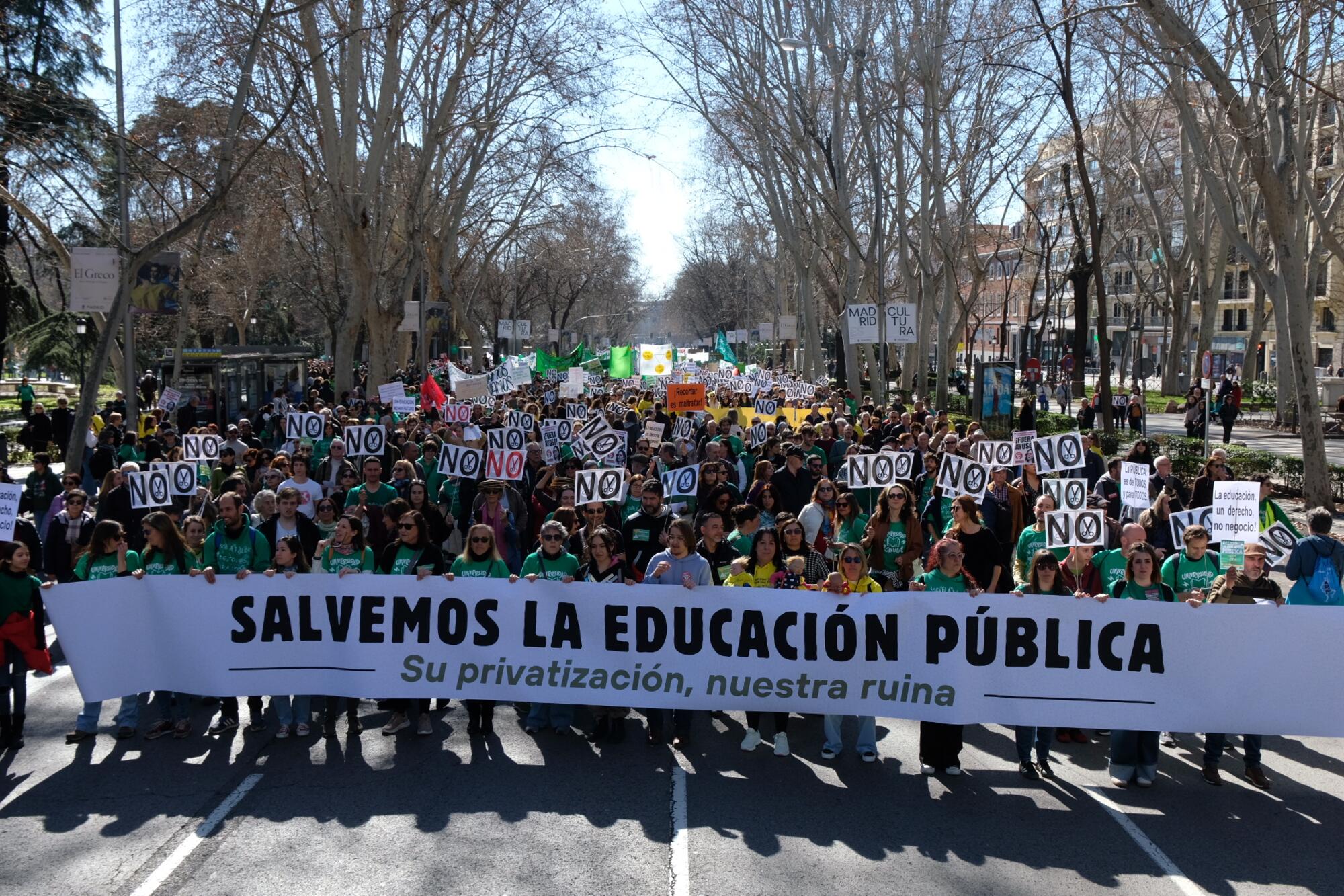 Miles de personas marchan por el Paseo del Prado en la manifestación por la educación pública de este 23 de febrero de 2025.