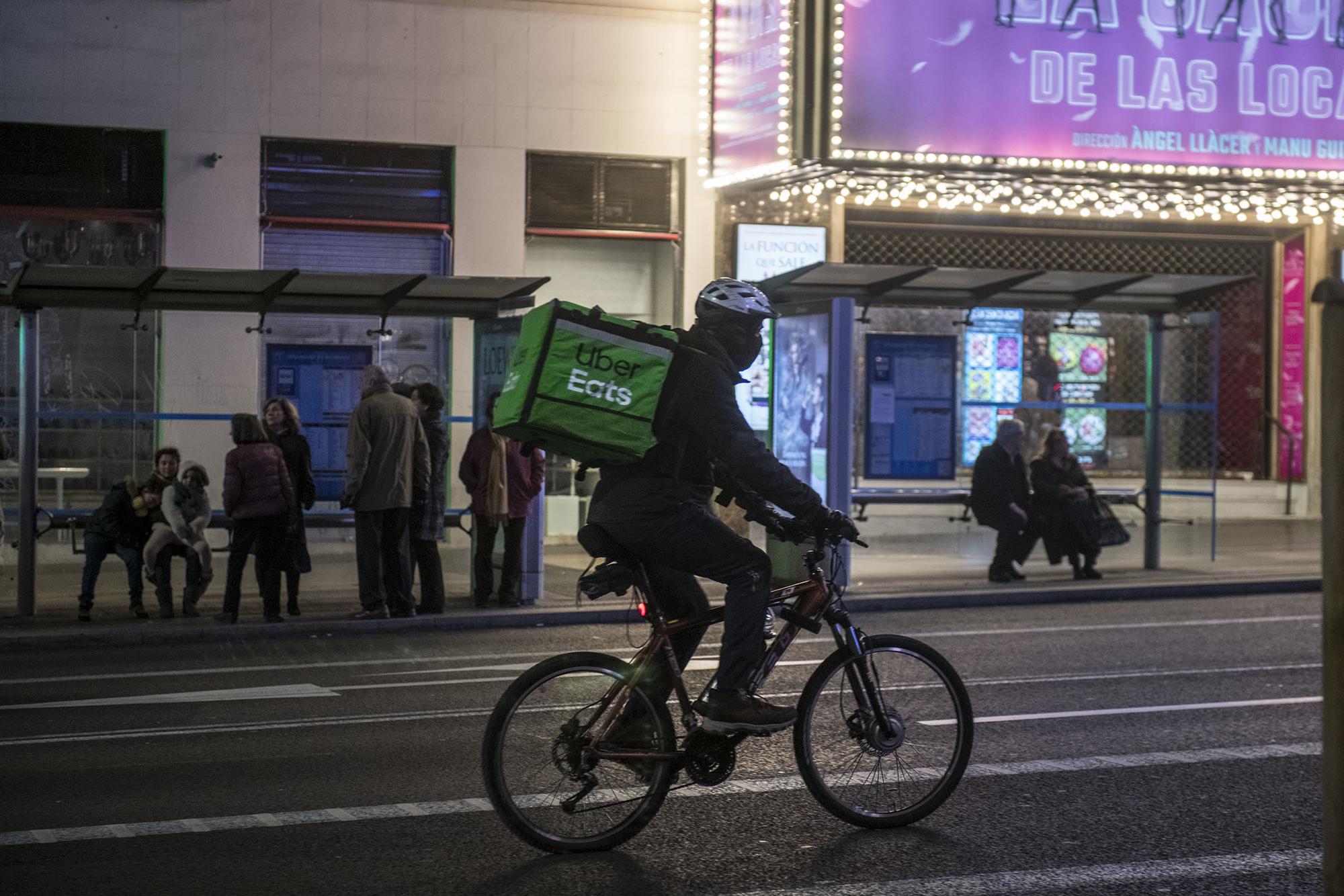 Rider de Uber Eats en la calle de Gran Via