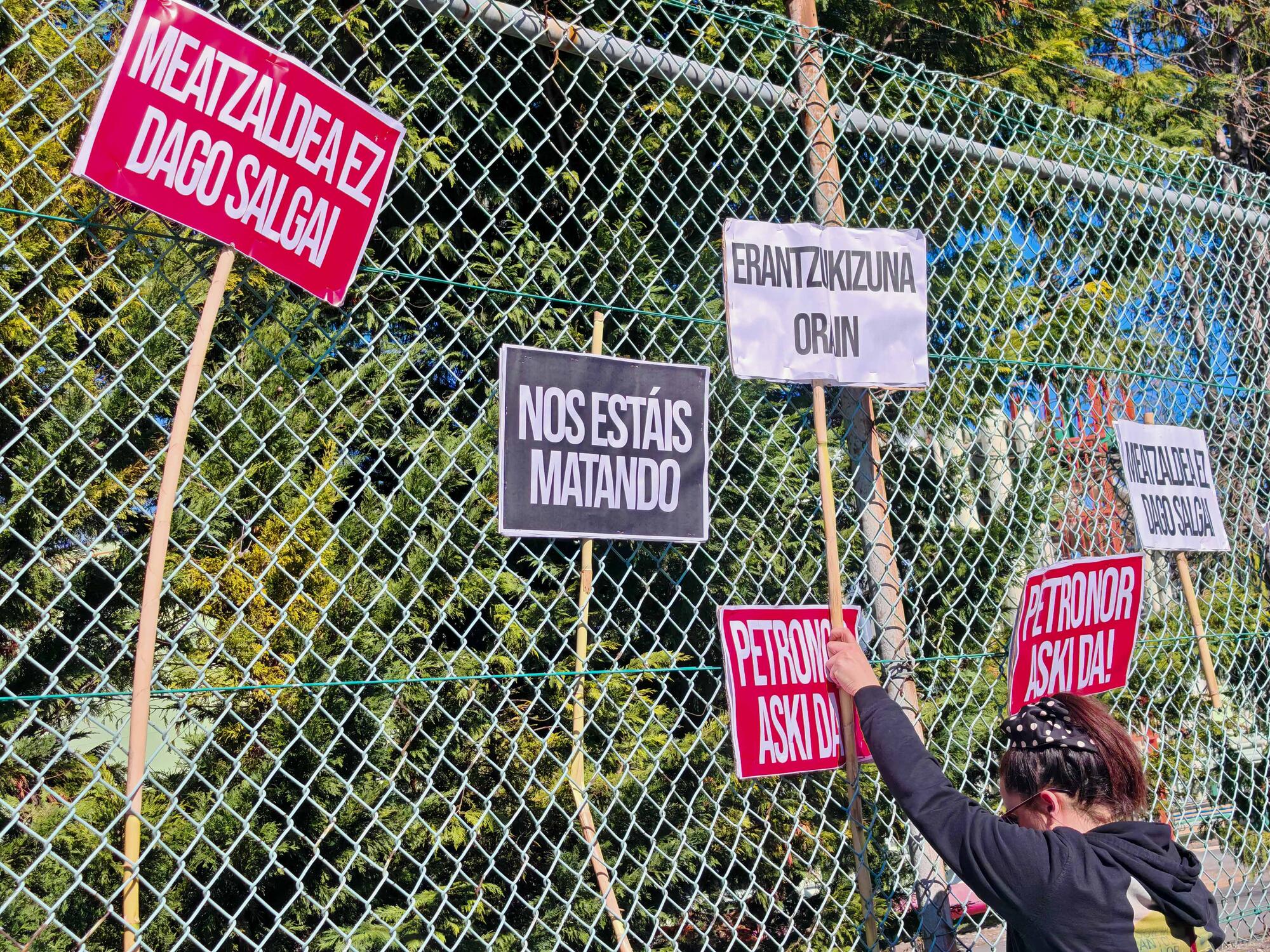 Pegada de carteles en el vallado de la refinería