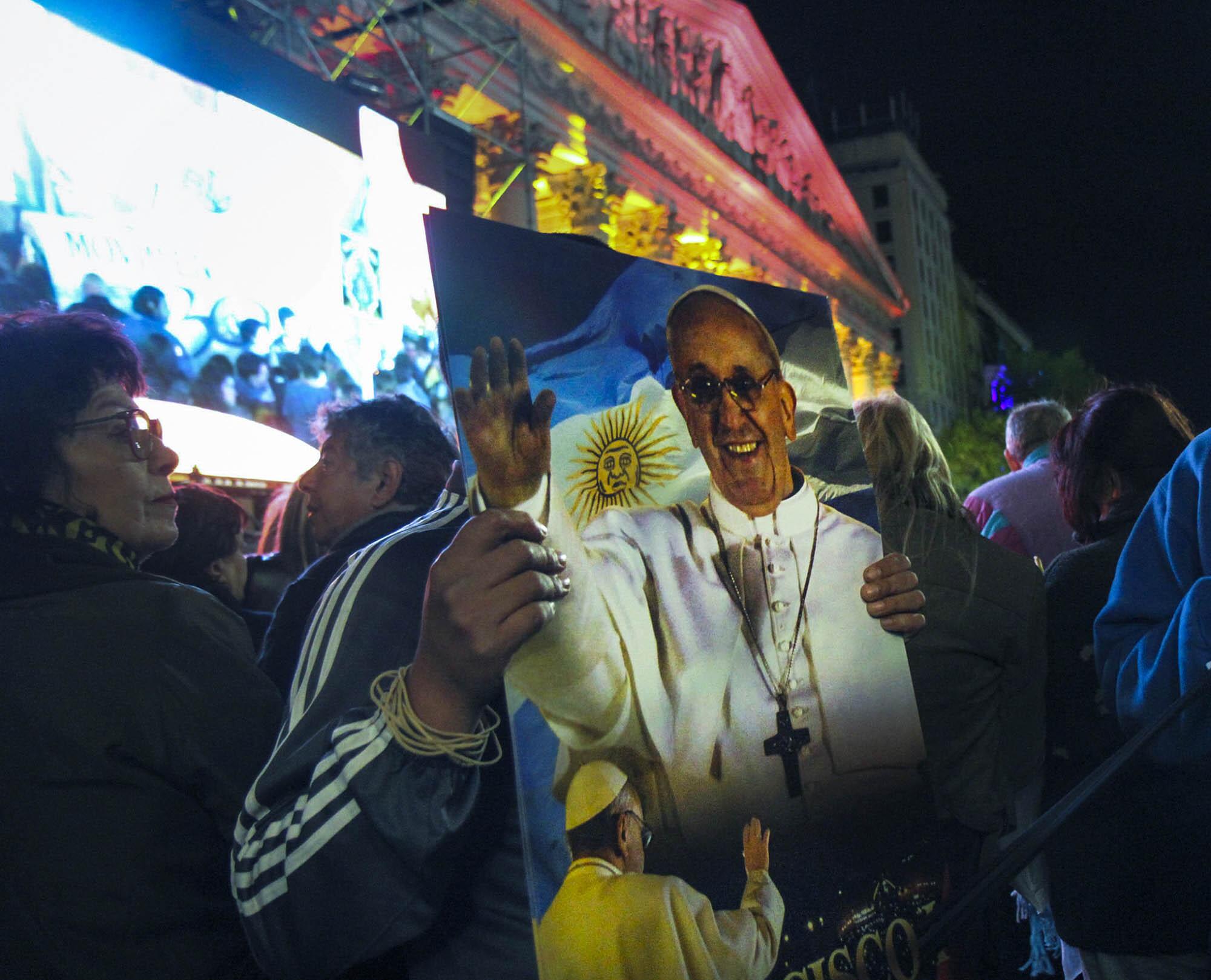 Vigilia por el papa Francisco frente a la Catedral de Buenos Aires el 19 de marzo de 2013.