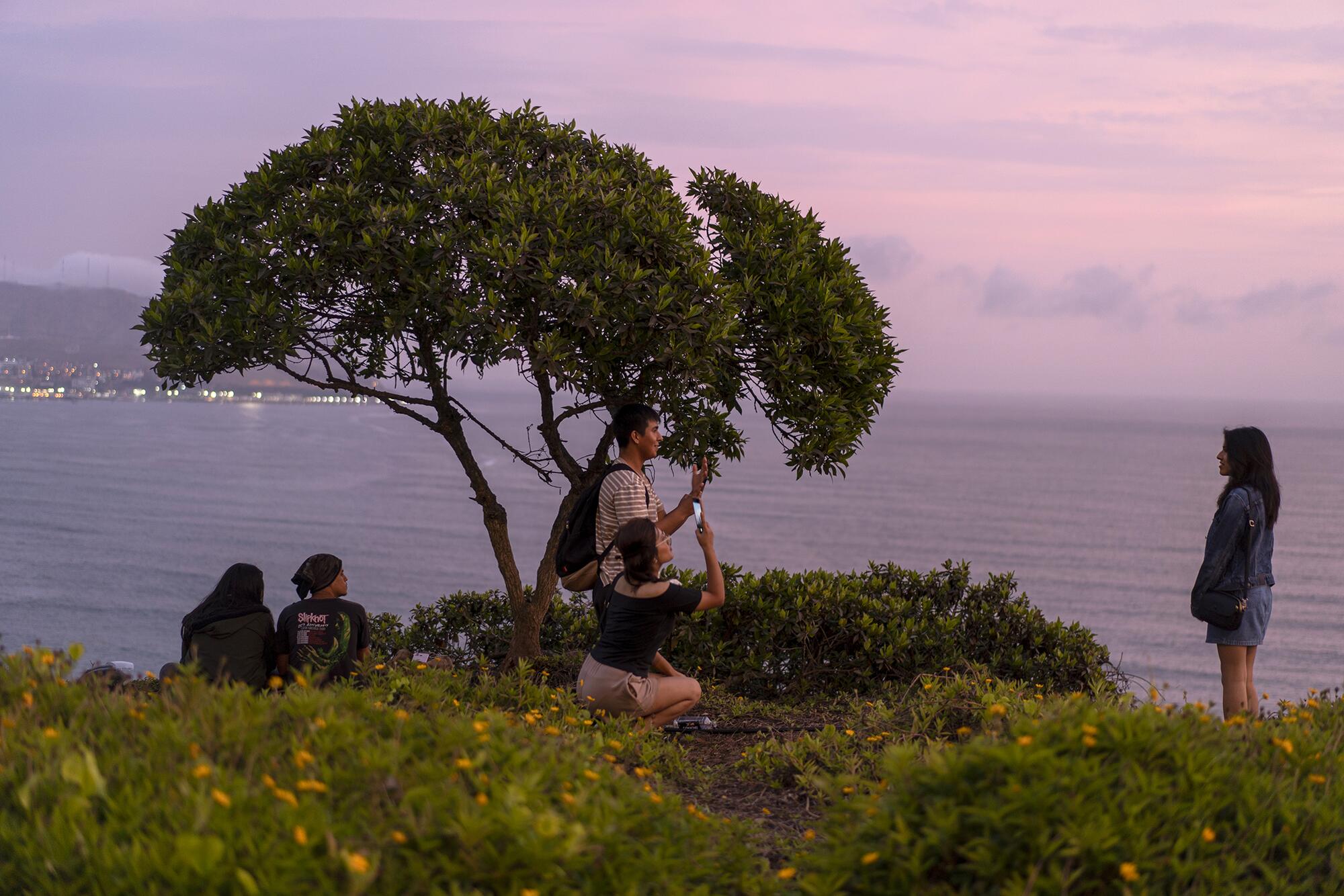 Anochecer en el barrio de clase alta de Miraflores, en Lima.