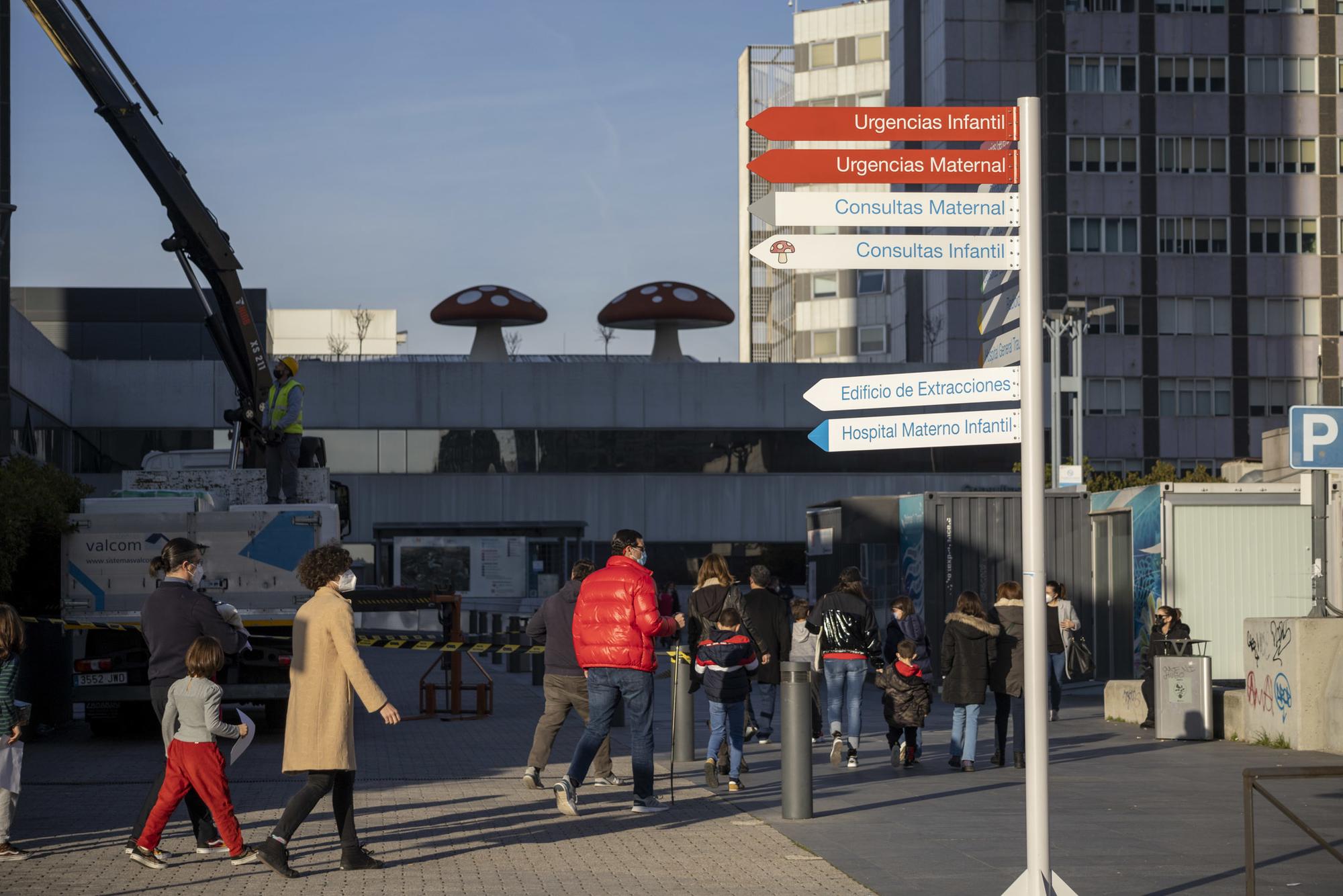 Entrada a la zona de vacunación infantil en el Hospital de la Paz.