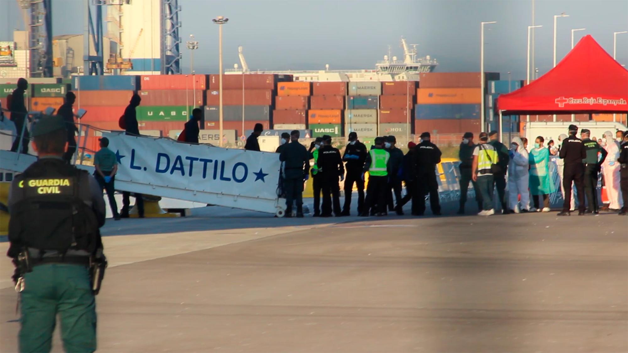 El 'Dattilo', la fragata de la Guardia Costera de Italia, desembarca a las 274 personas migrantes en el puerto de València Aquarius