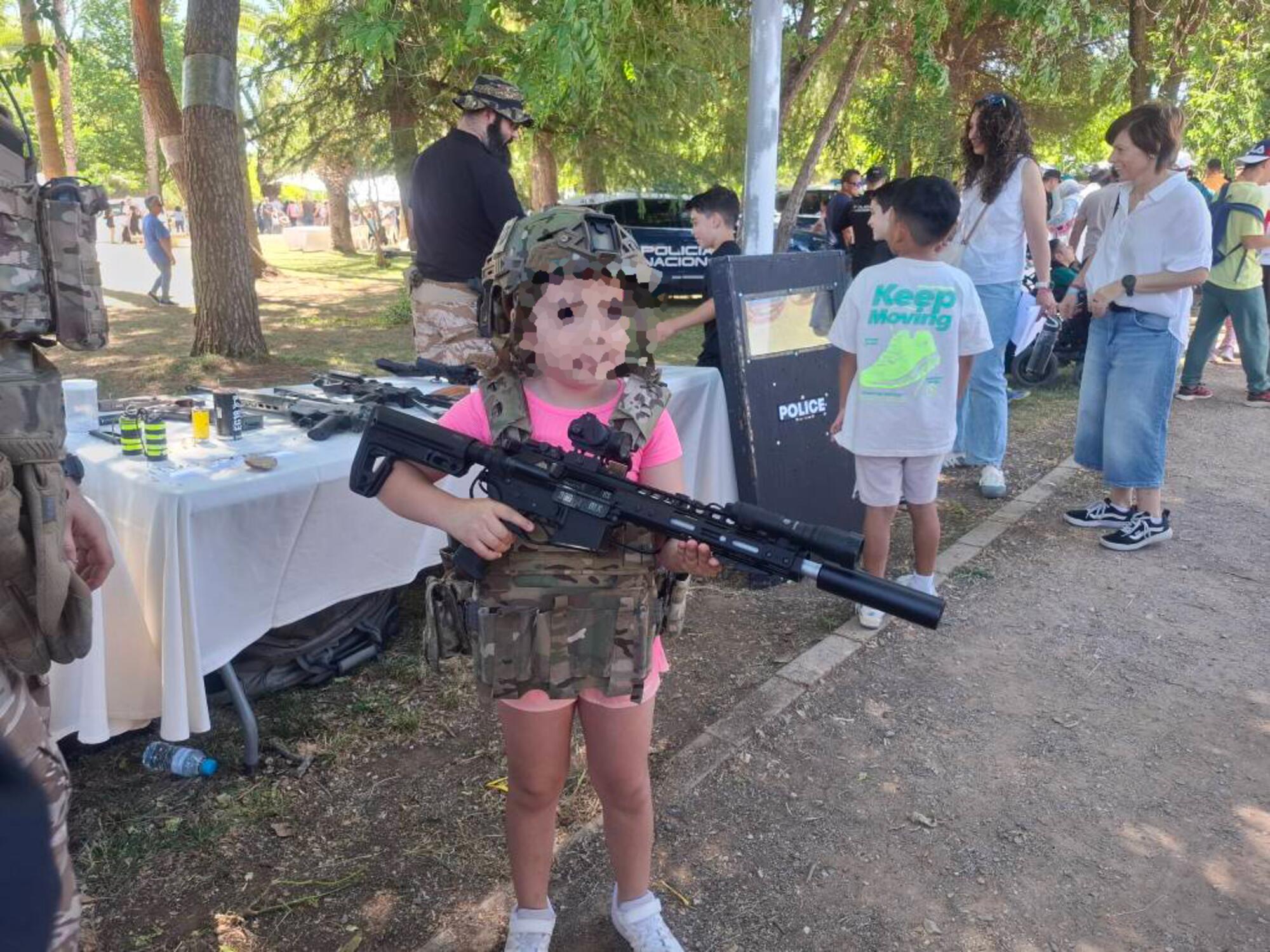 Niña armada Almendralejo