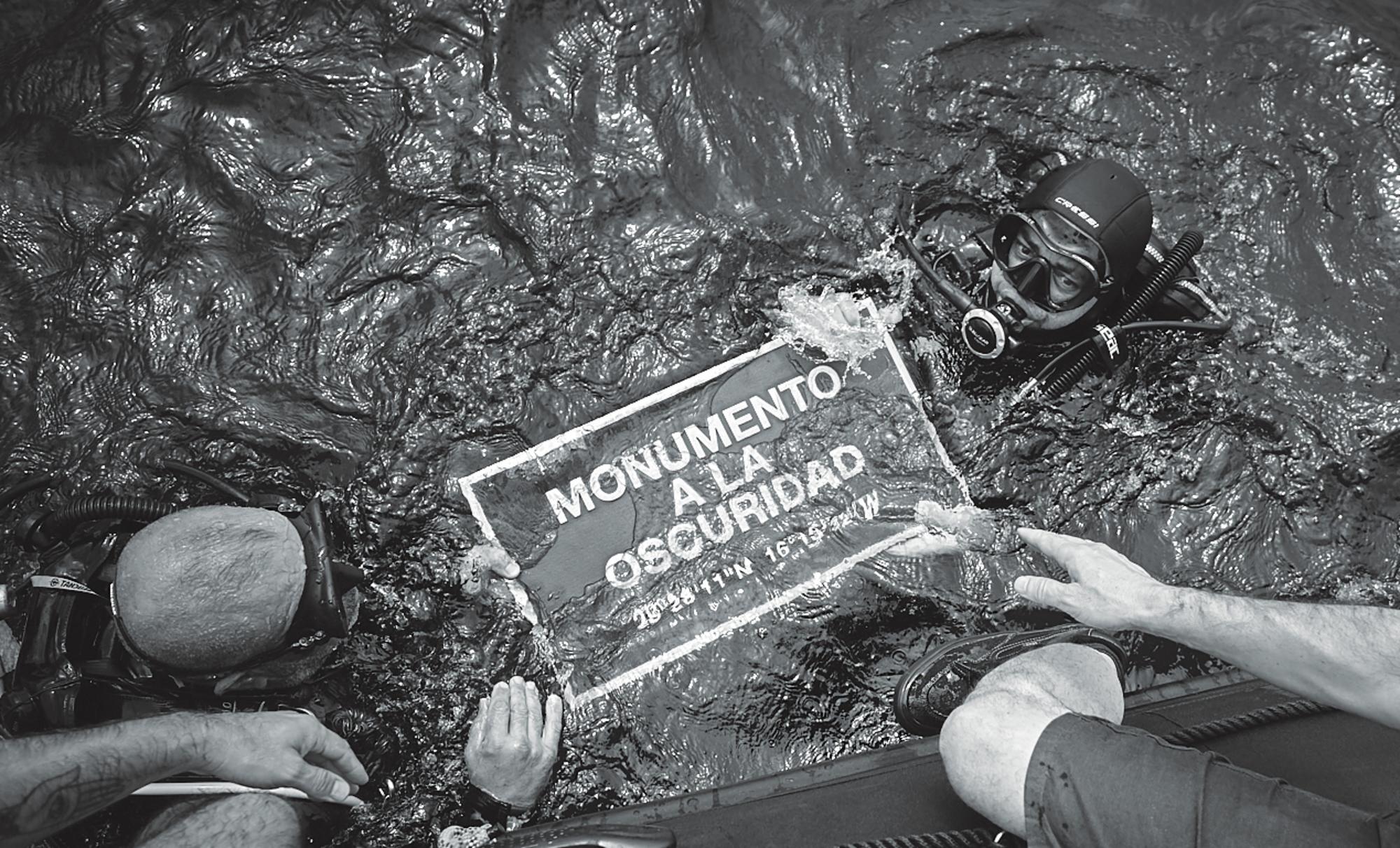 Acción de los artistas Miguel G. Morales y Eugenio Merino en memoria de las víctimas de la represión franquista en Canarias