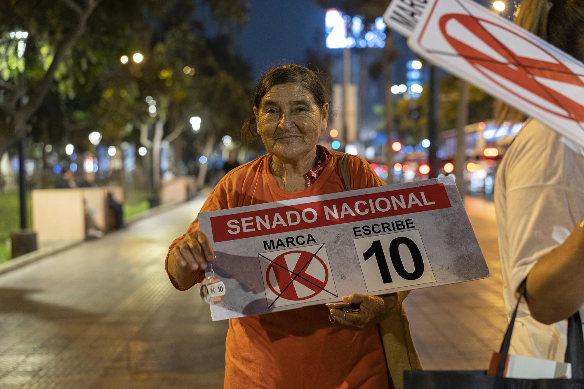 En el barrio de Miraflores, en Lima, una voluntaria de la campaña electoral de la candidata al Senado Sitza Romero, de Fuerza Popular.