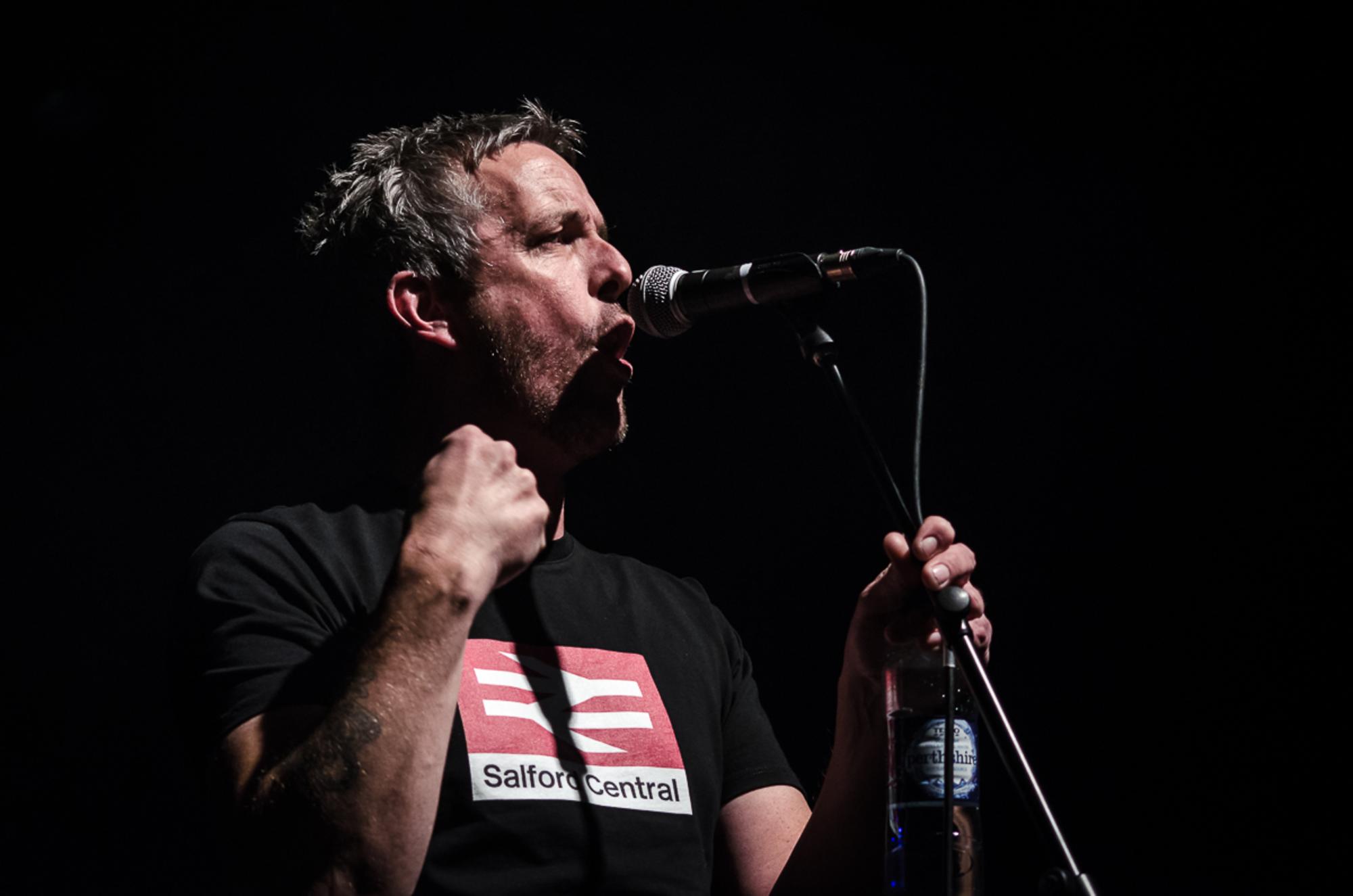 El poeta JB Barrington, en una actuación