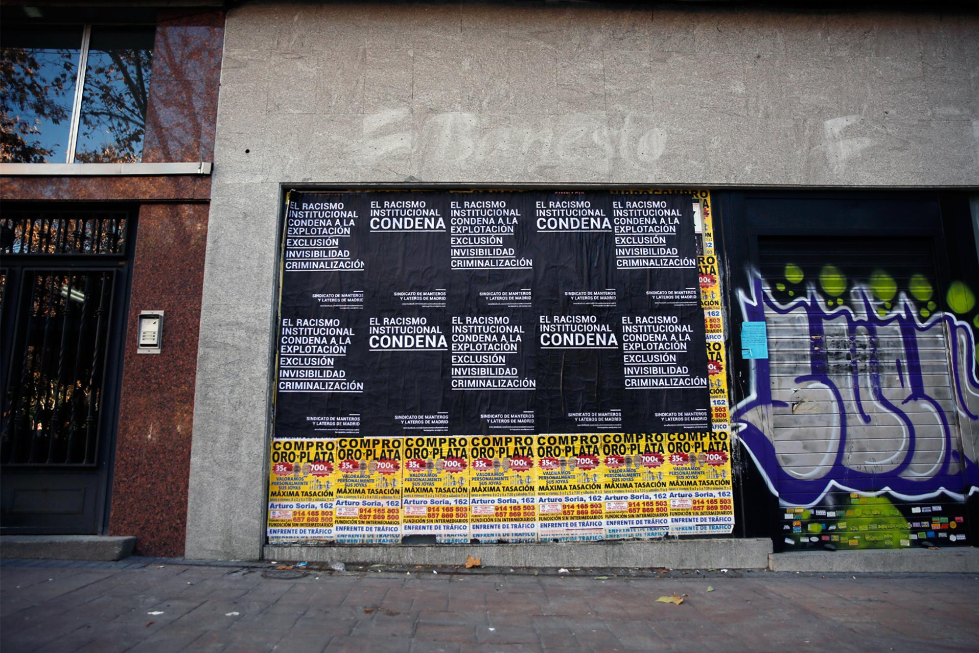 Carteles contra el racismo institucional en Madrid