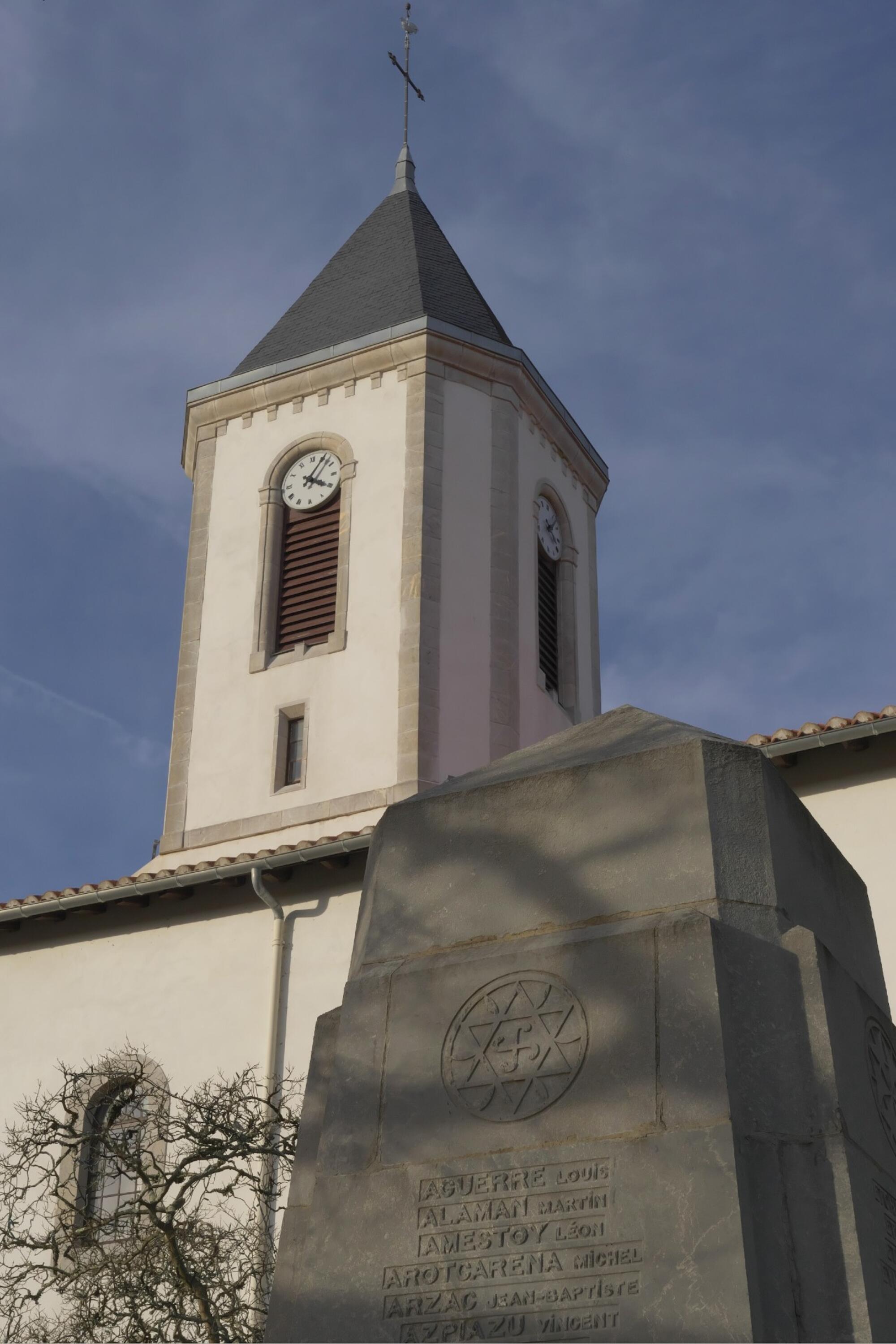 Una estrella de David con un lauburu en un monolito en homenaje a los héroes de la resistencia contra los nazis, Kanbo 