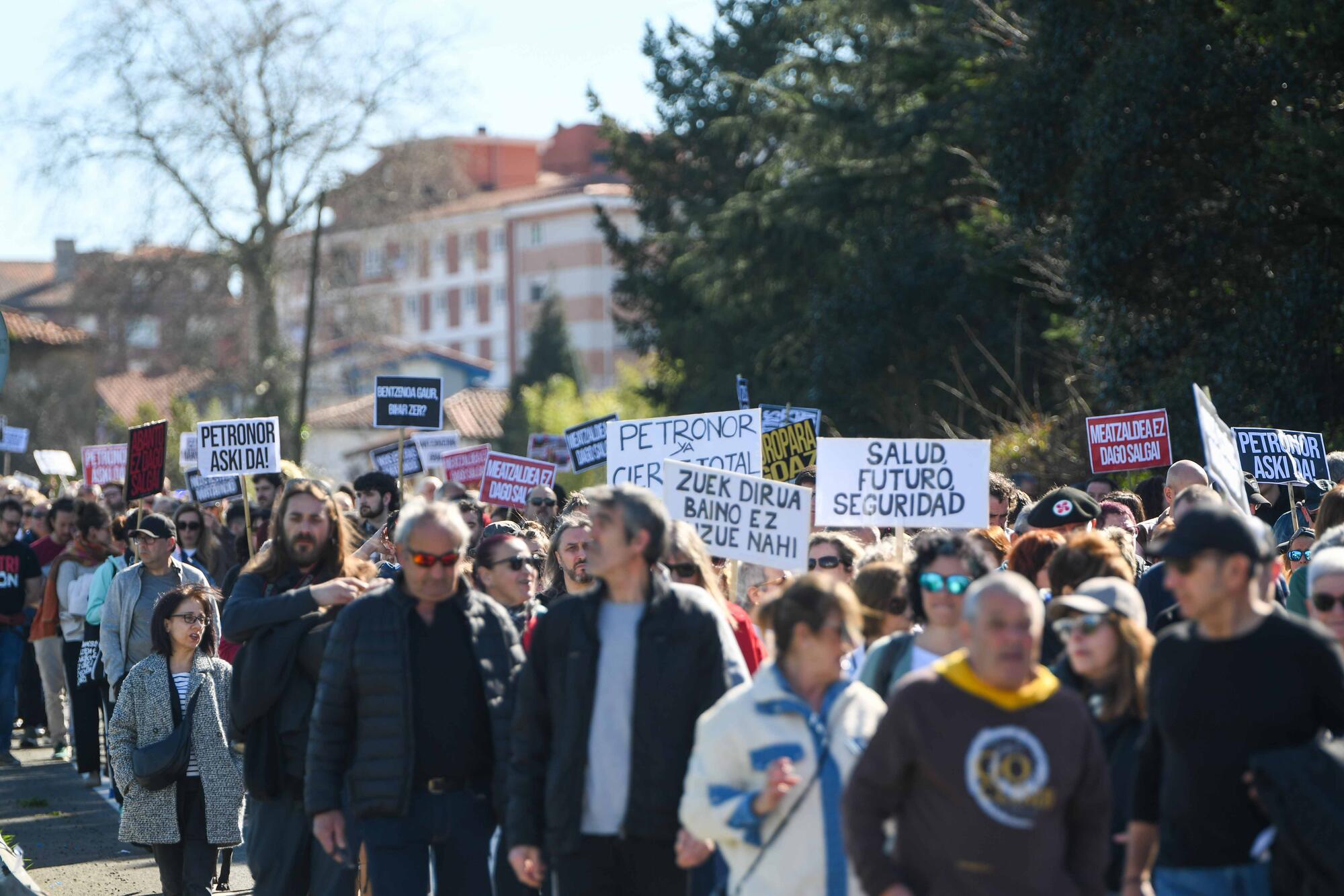 Salud, futuro y seguridad para las cientos de personas que viven pegadas a la refinería