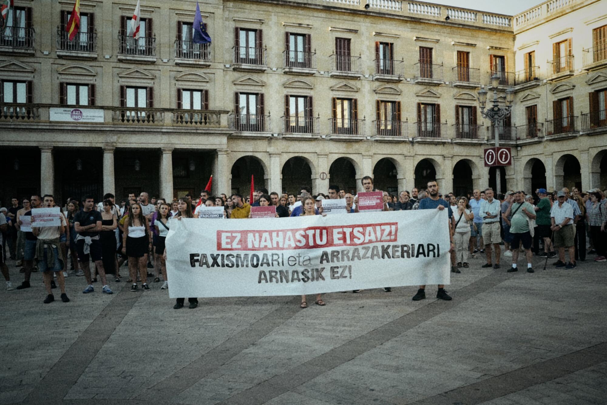 Movilización convocada por los colectivos antirracistas y antifascistas en Gasteiz