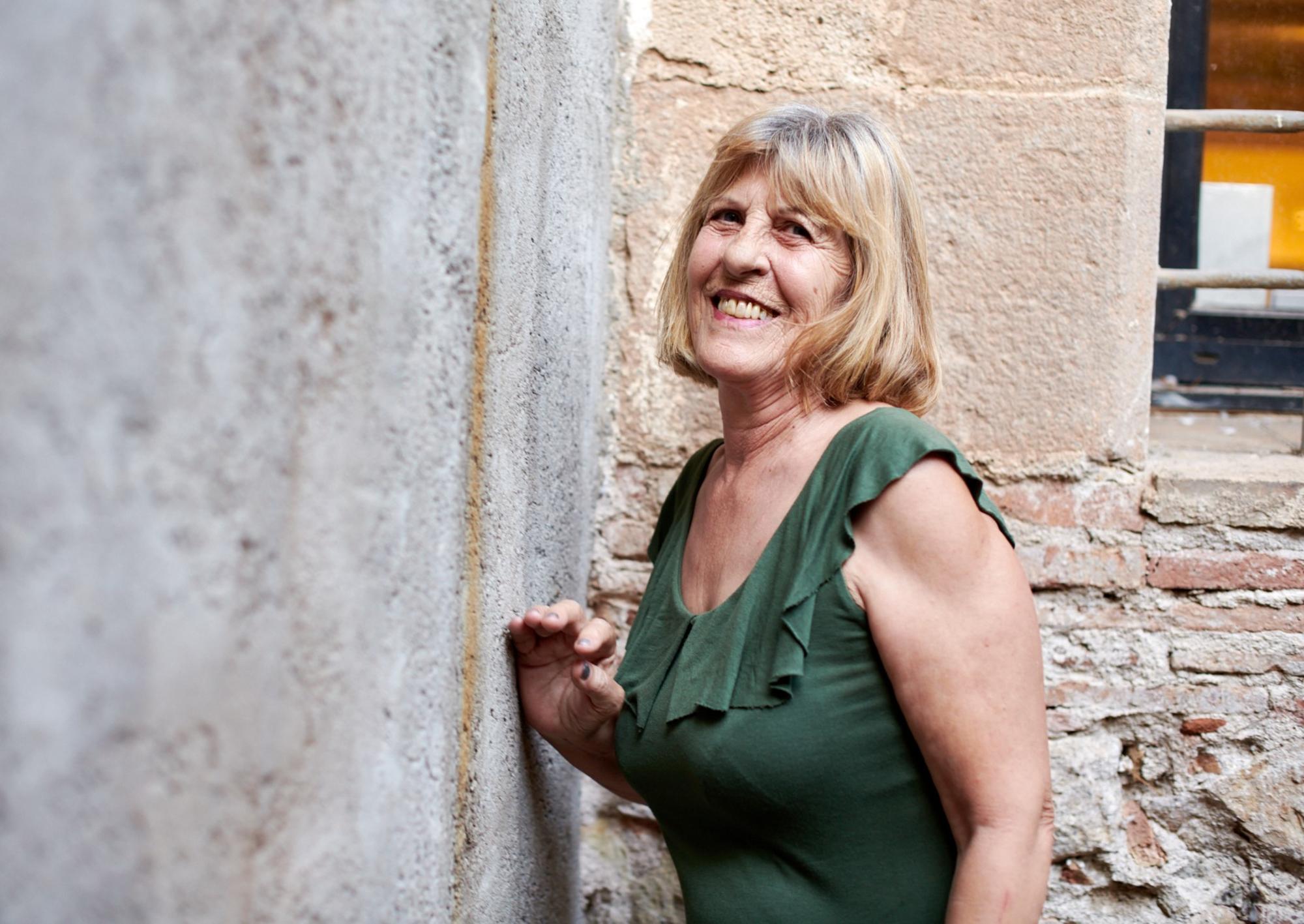 La escritora Ángela Sánchez Pérez, autora de ‘La dama roja’, biografía de Carmen de Burgos