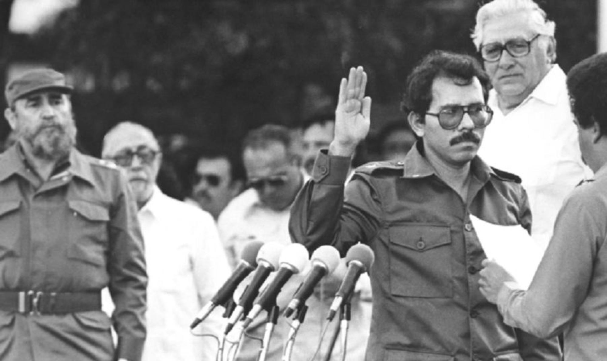 Daniel Ortega en su juramento,1985. Nicaragua 